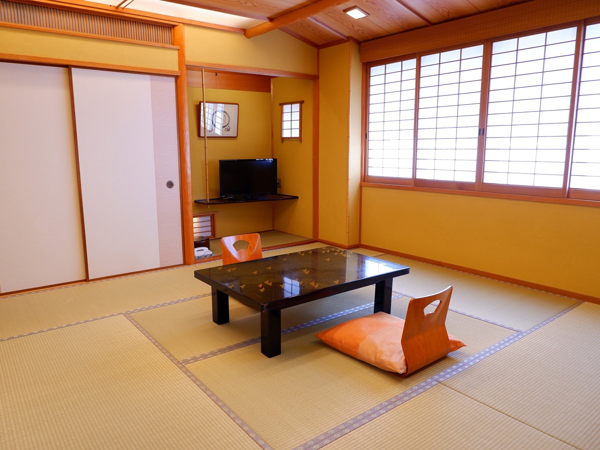 It is a Japanese-style room. All rooms have a toilet.
