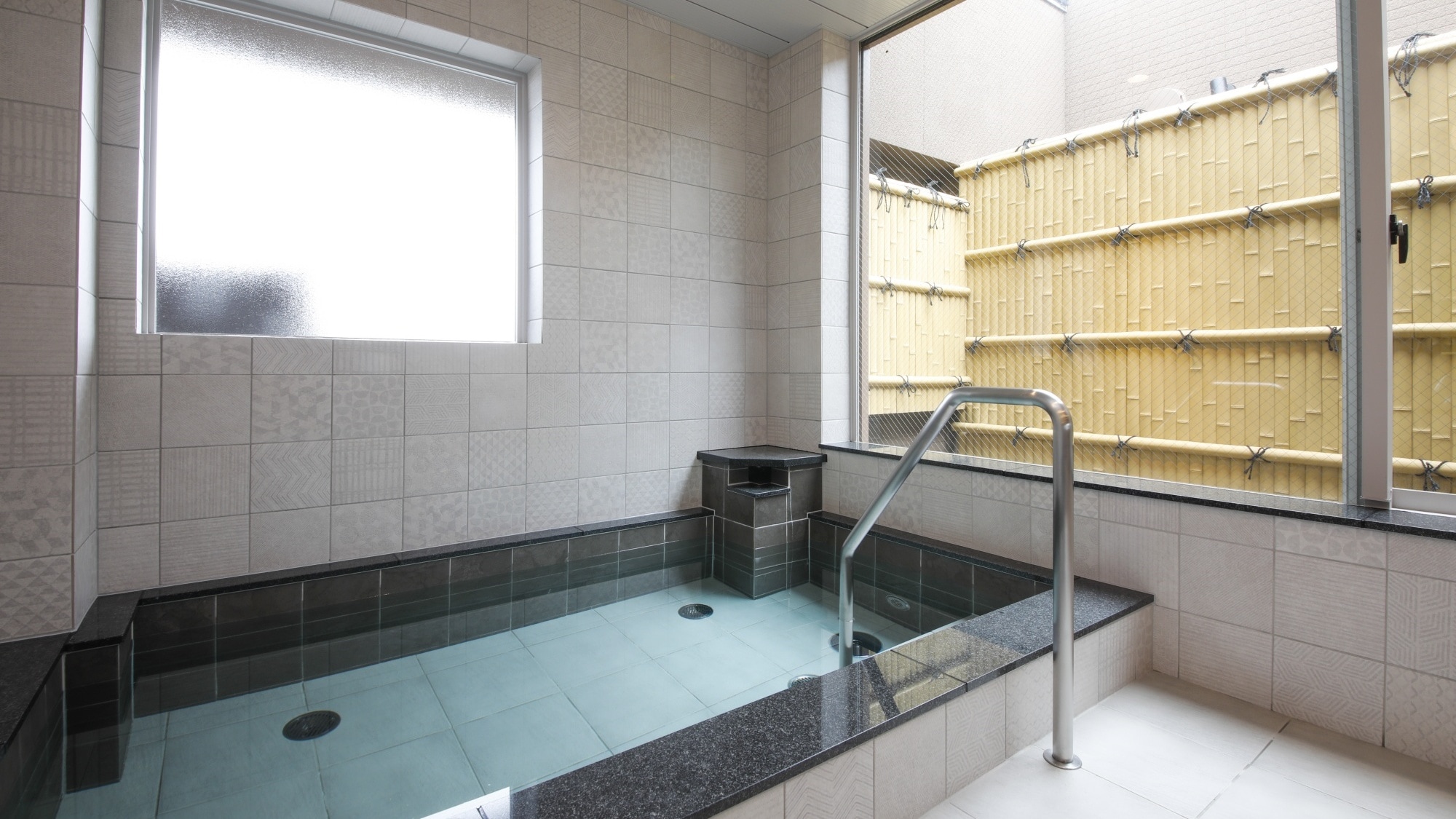 [Pemandian umum besar, Pemandian Lotus (pemandian pria)] Bersantailah dan rileks setelah seharian beraktivitas di pemandian umum besar.