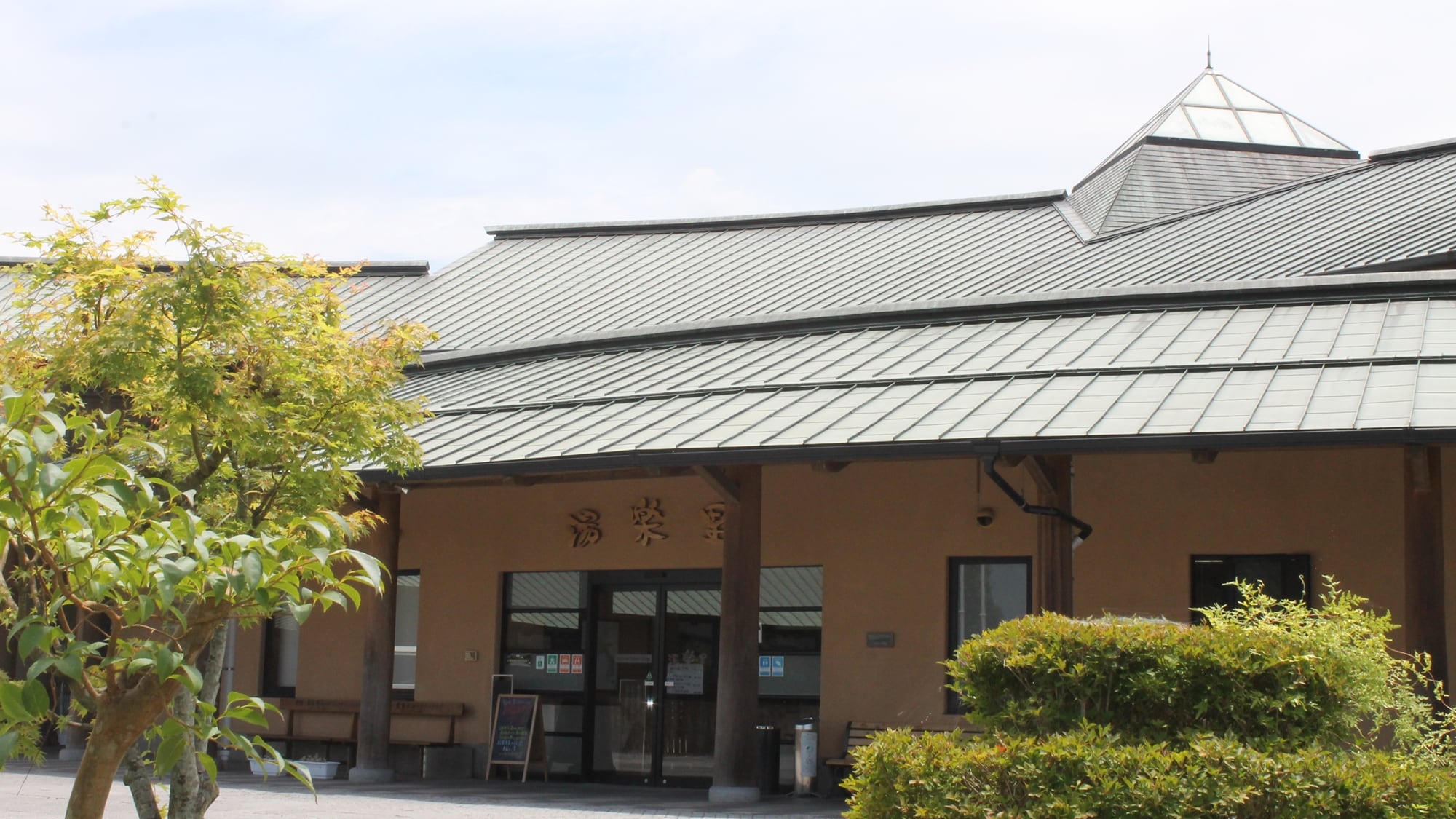 *[Exterior] Yurari main building entrance