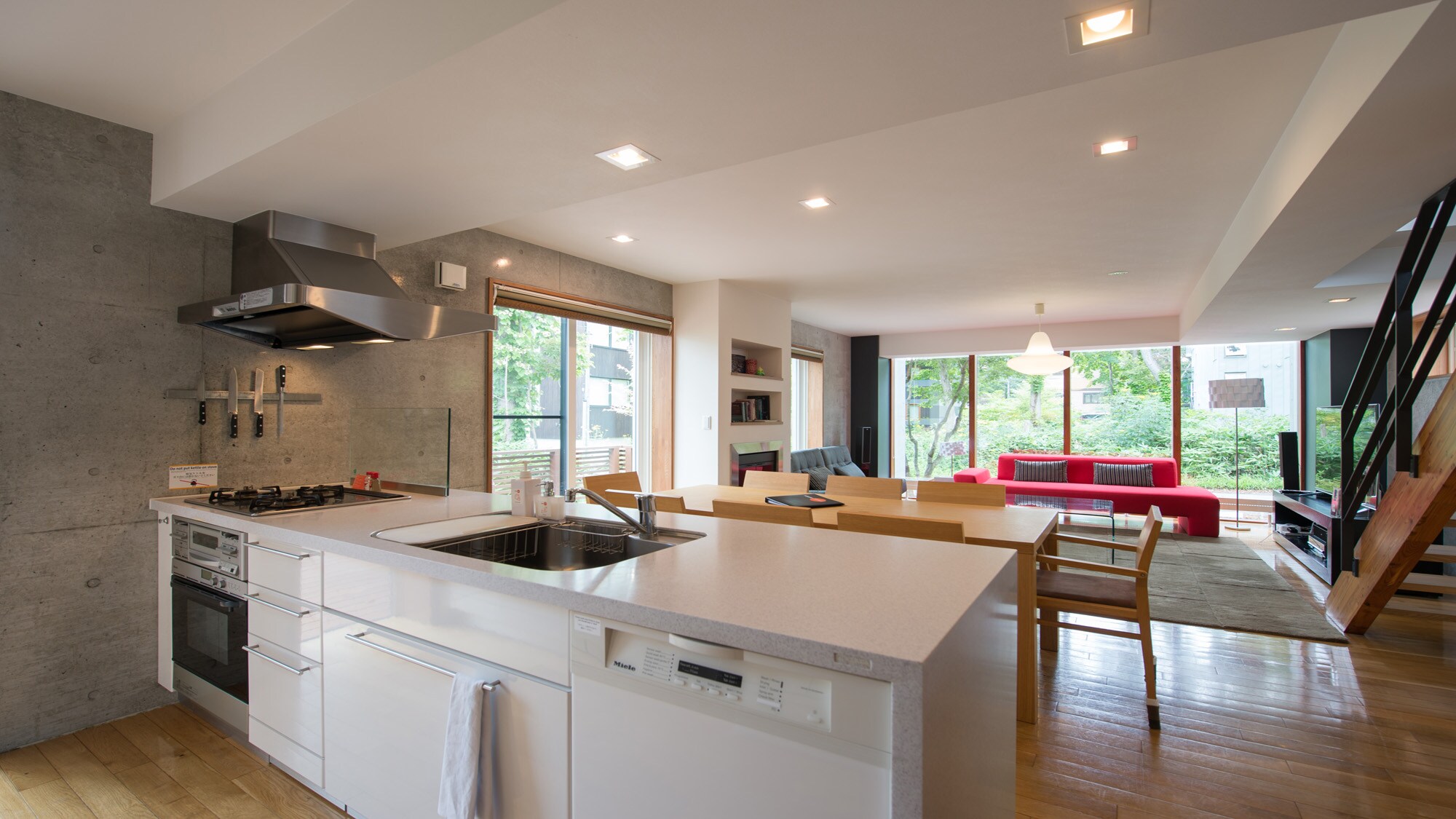 Kitchen & Dining