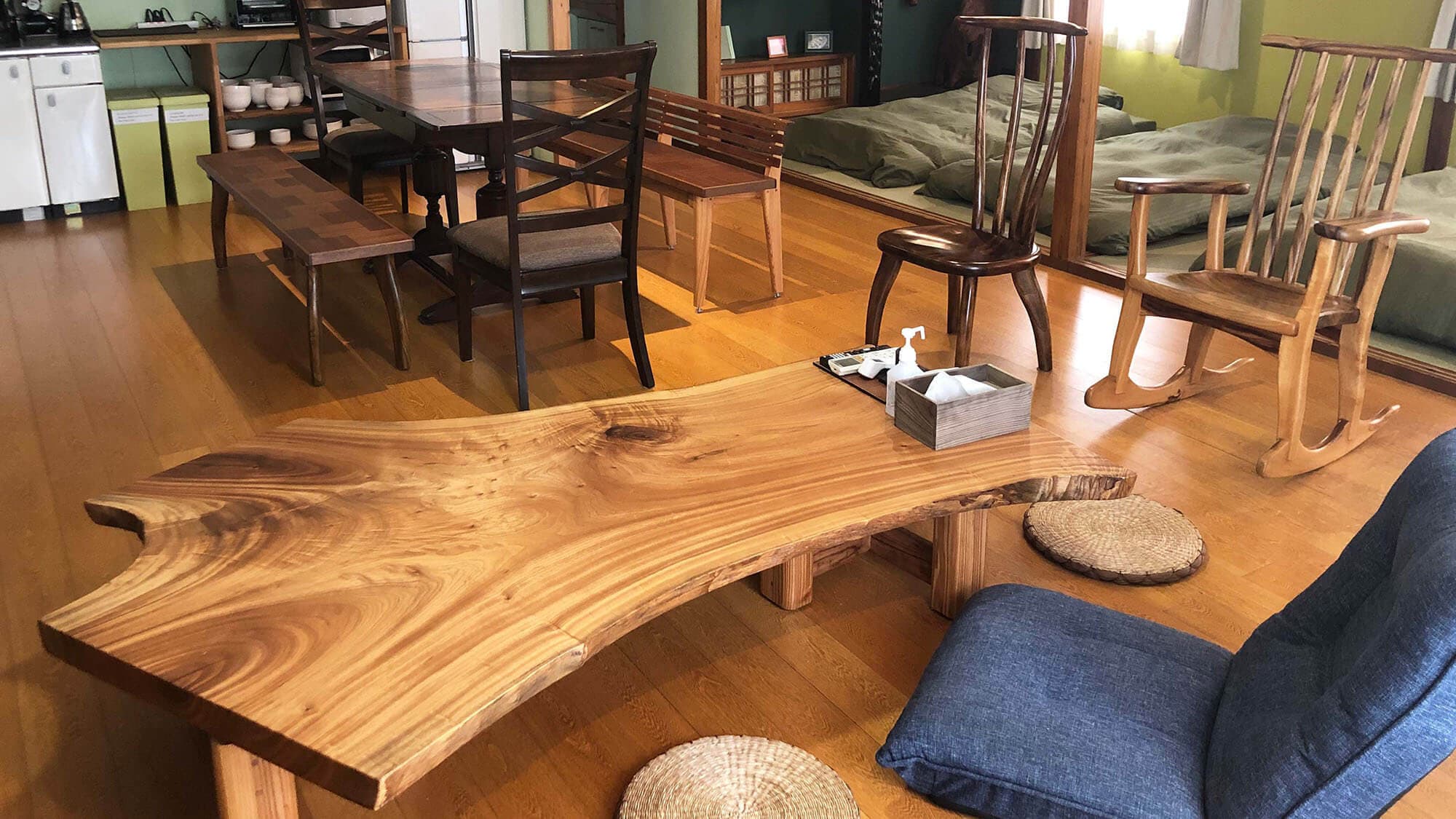 ・A single-piece low table handmade by the owner, a furniture craftsman