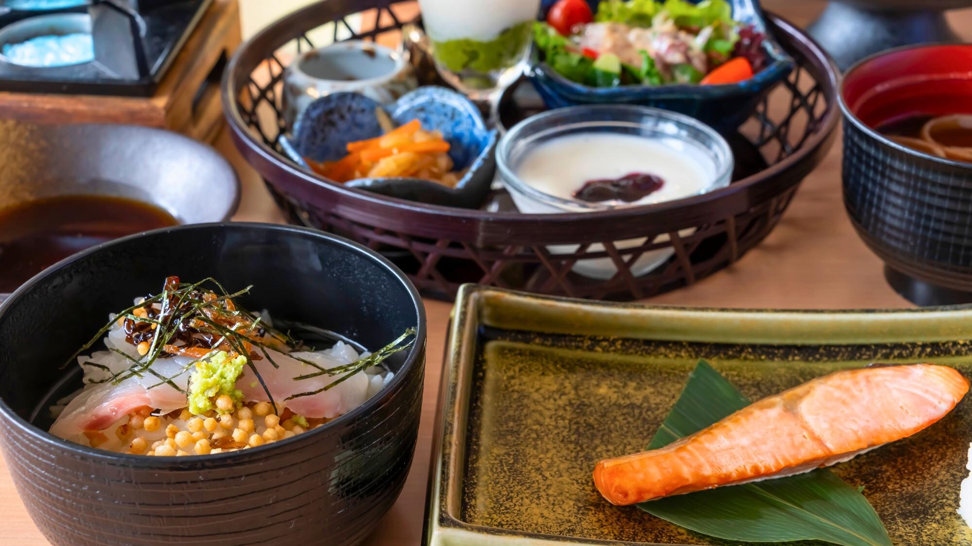 Delicious ochazuke and shabu-shabu. A hearty breakfast made with plenty of fresh ingredients that are good for your body in the morning.