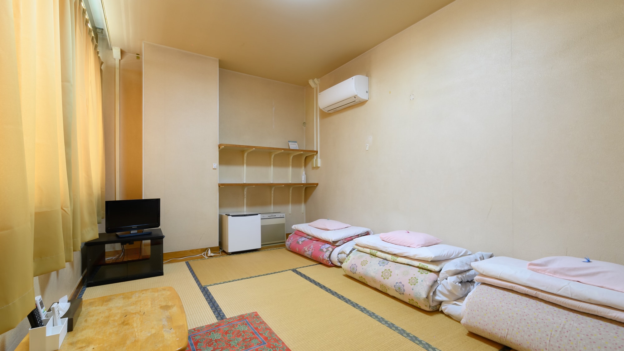 [Smoking] Japanese-style room for 1-3 people (shared bathroom and toilet)