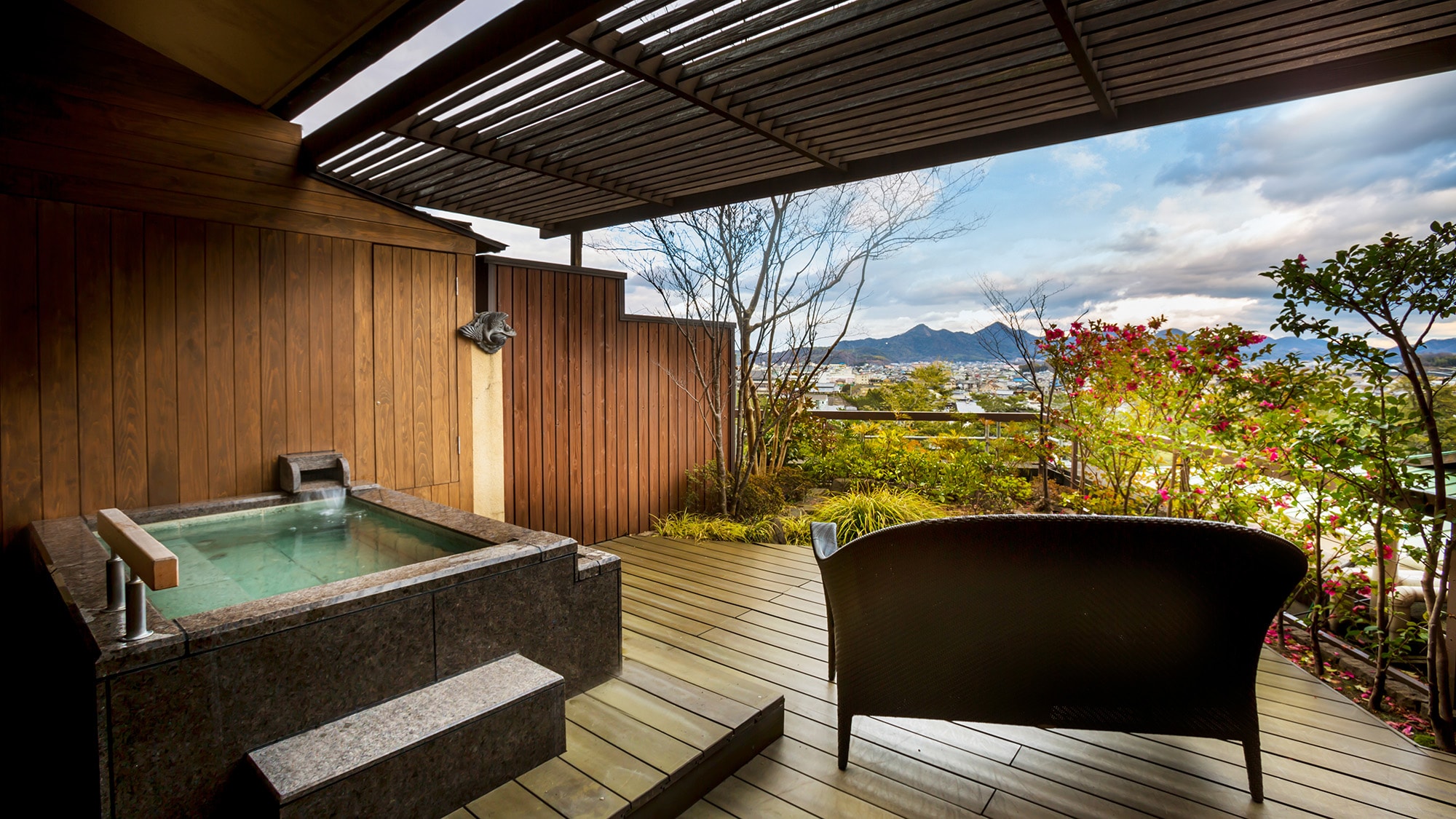 [Fujimidai/Japanese-style room with private open-air bath] A panoramic view of Kotohira town from the open-air bath in the guest room (example)