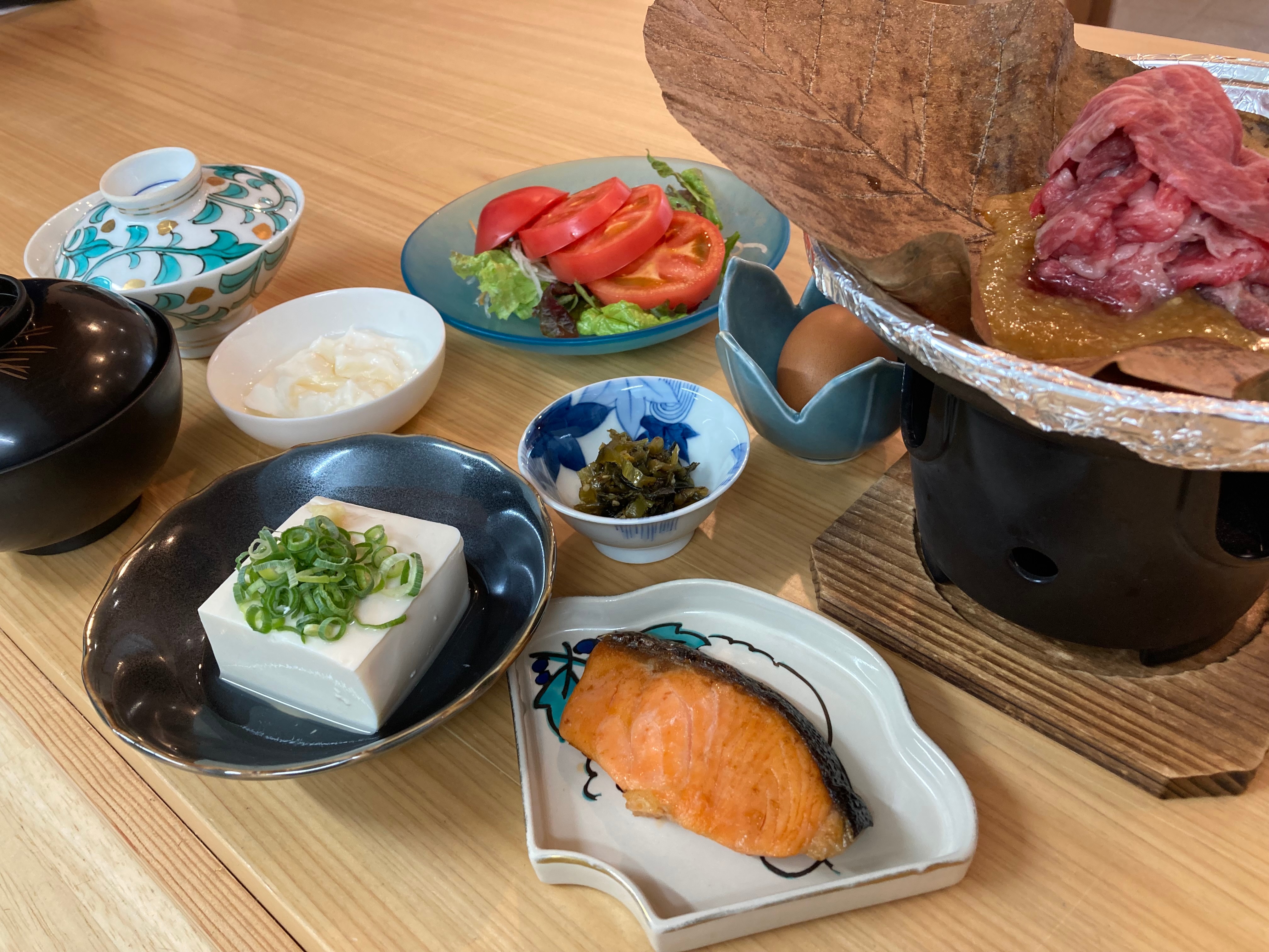 早餐：飛鎢牛肉配木蘭葉味噌