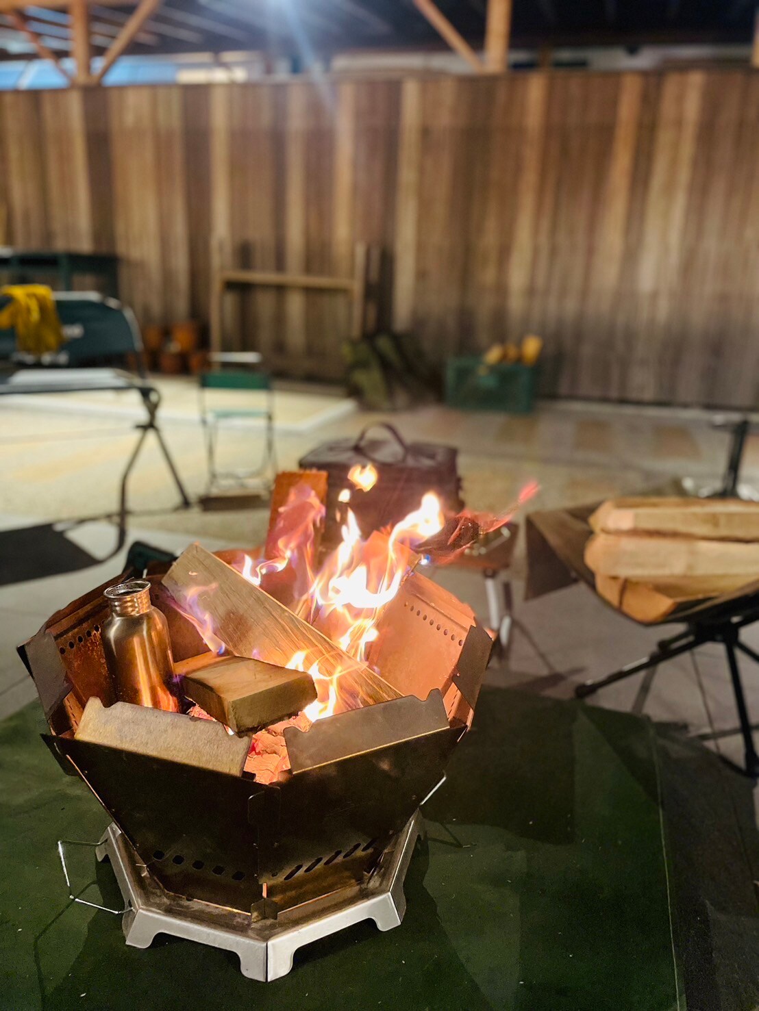 กองไฟ (บนระเบียงโรงแรม)