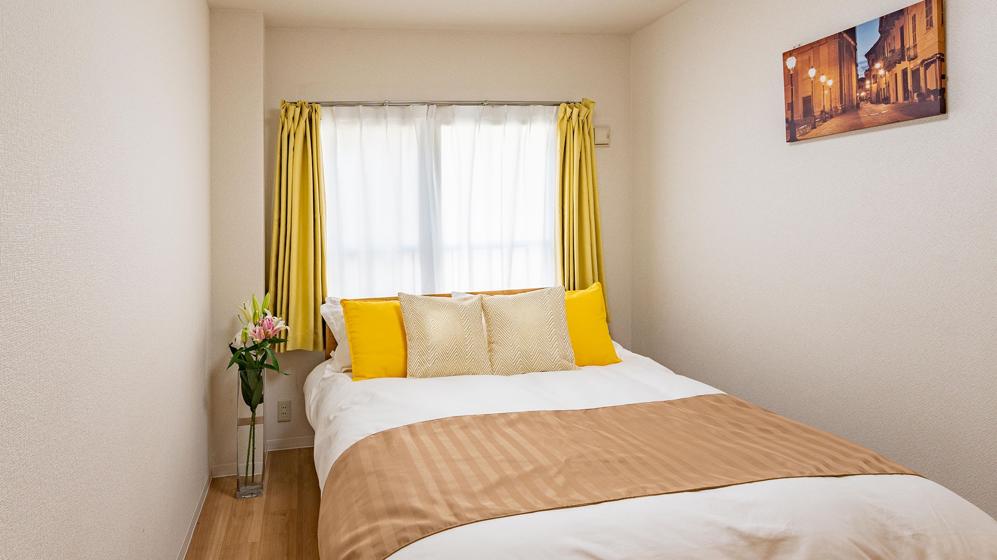 [Guest room] Double bed (example of a room with a sofa bed)