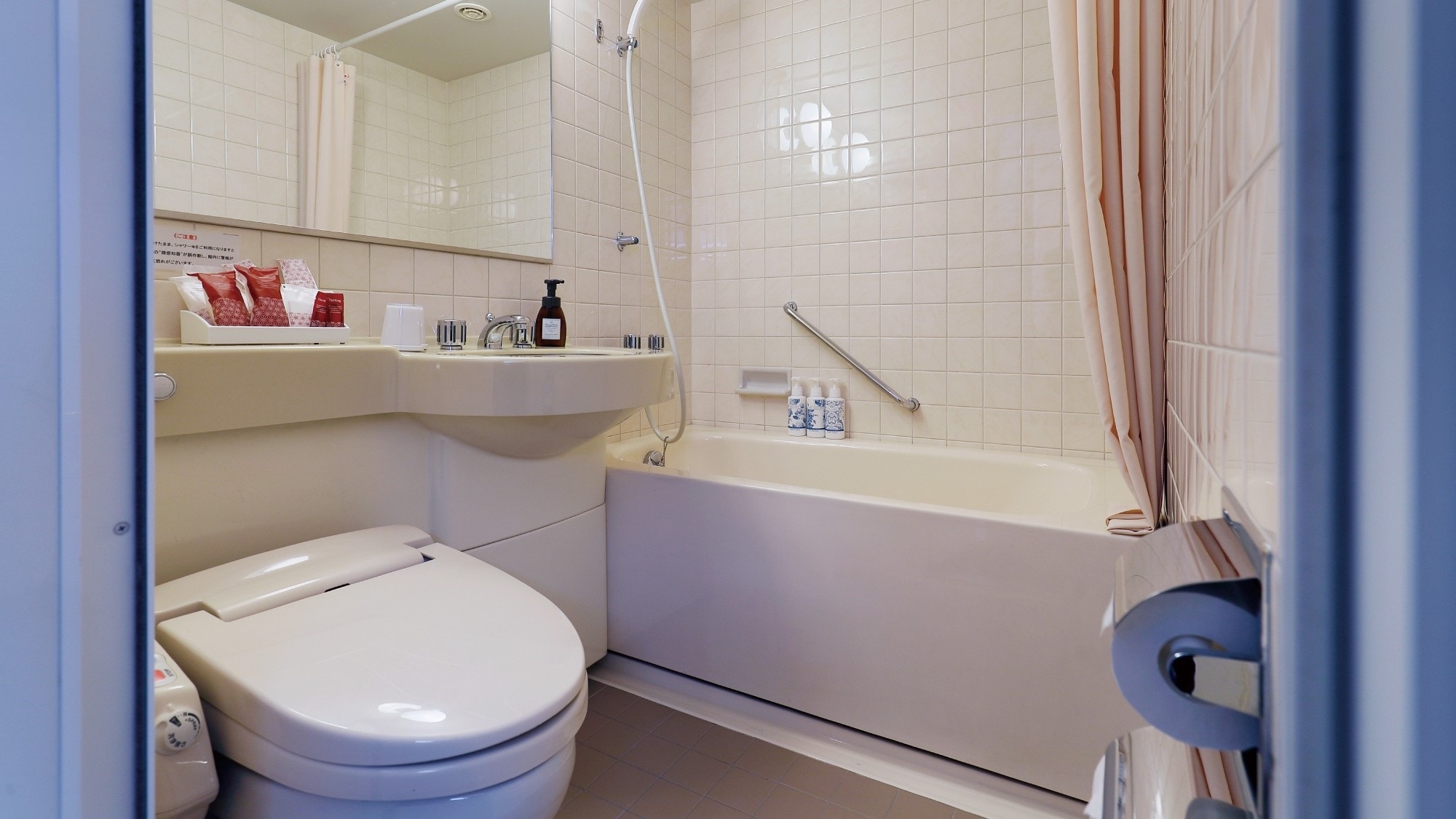  [Bath / Toilet] The bathroom is equipped with abundant amenities.