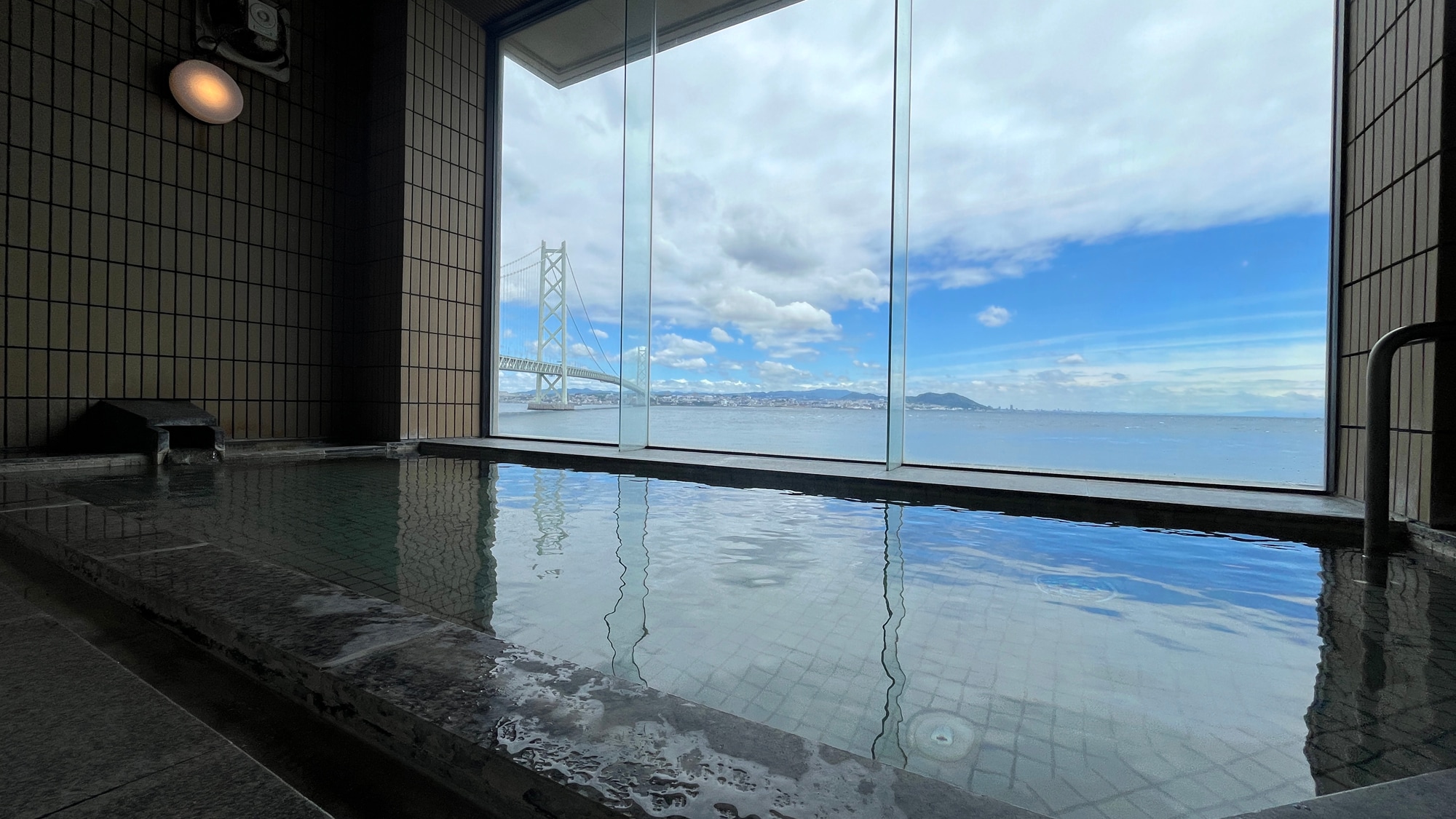 [Main building/bath] If you time it right, you can see ships passing by.
