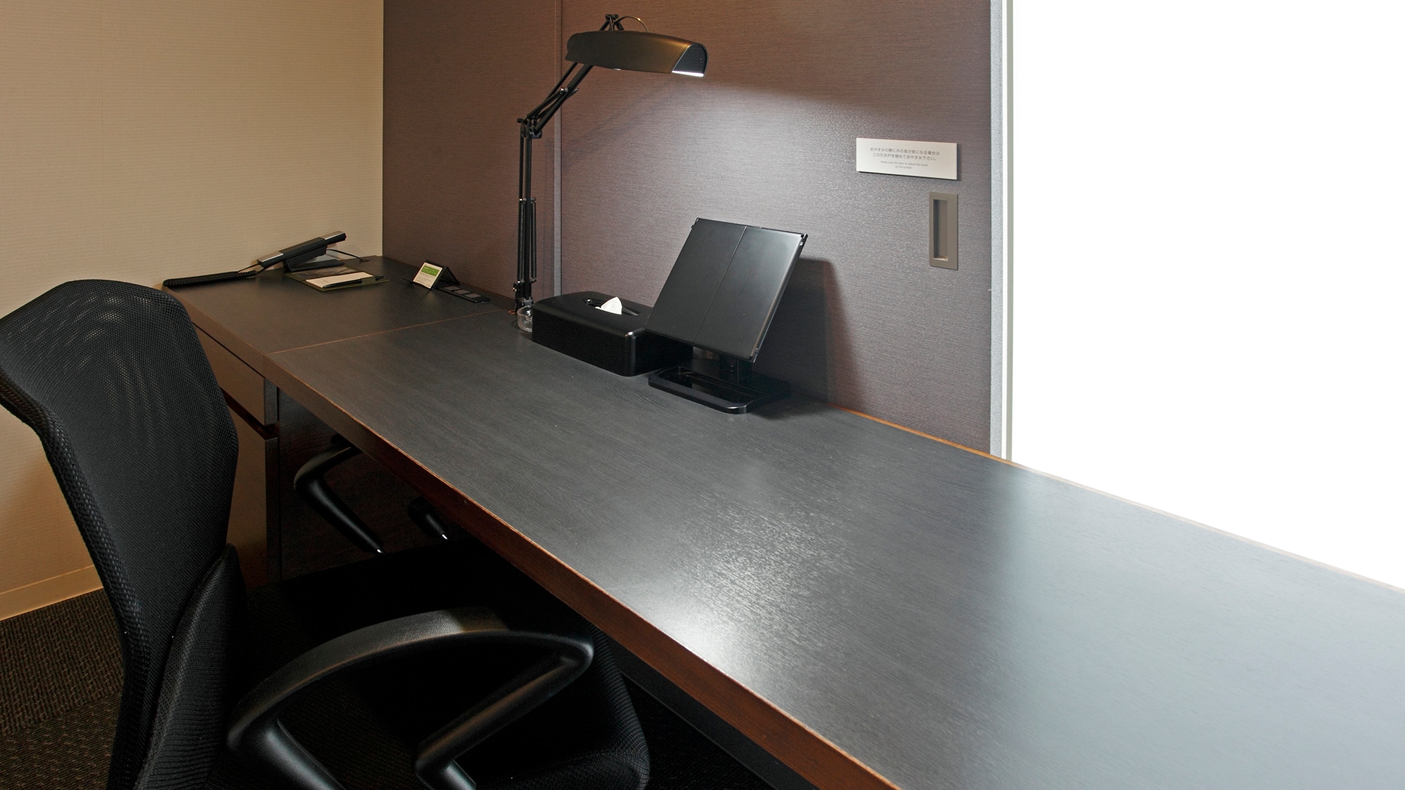 单人间书桌宽250厘米，宽敞