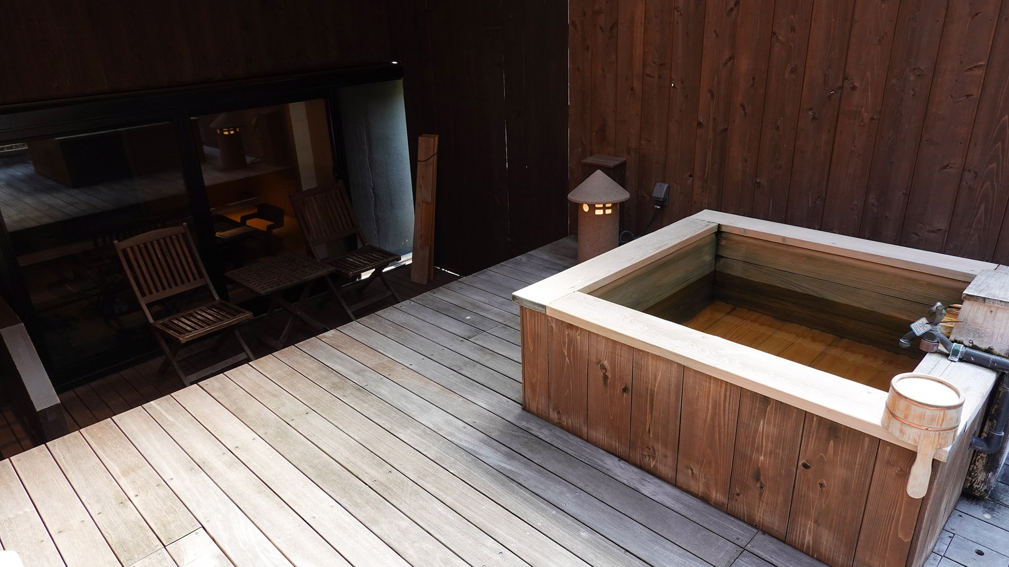 ・[Amber] A hot spring bath made from hiba wood, a member of the cypress family, which has an exquisite texture.