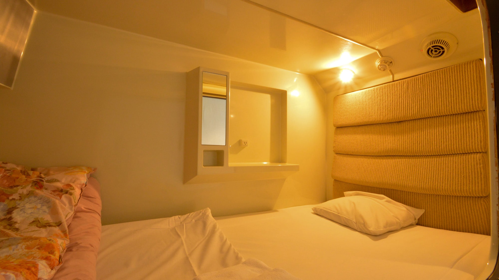 ・Private capsule room/Up to 2 children (under 5 years old) can sleep in the same bed
