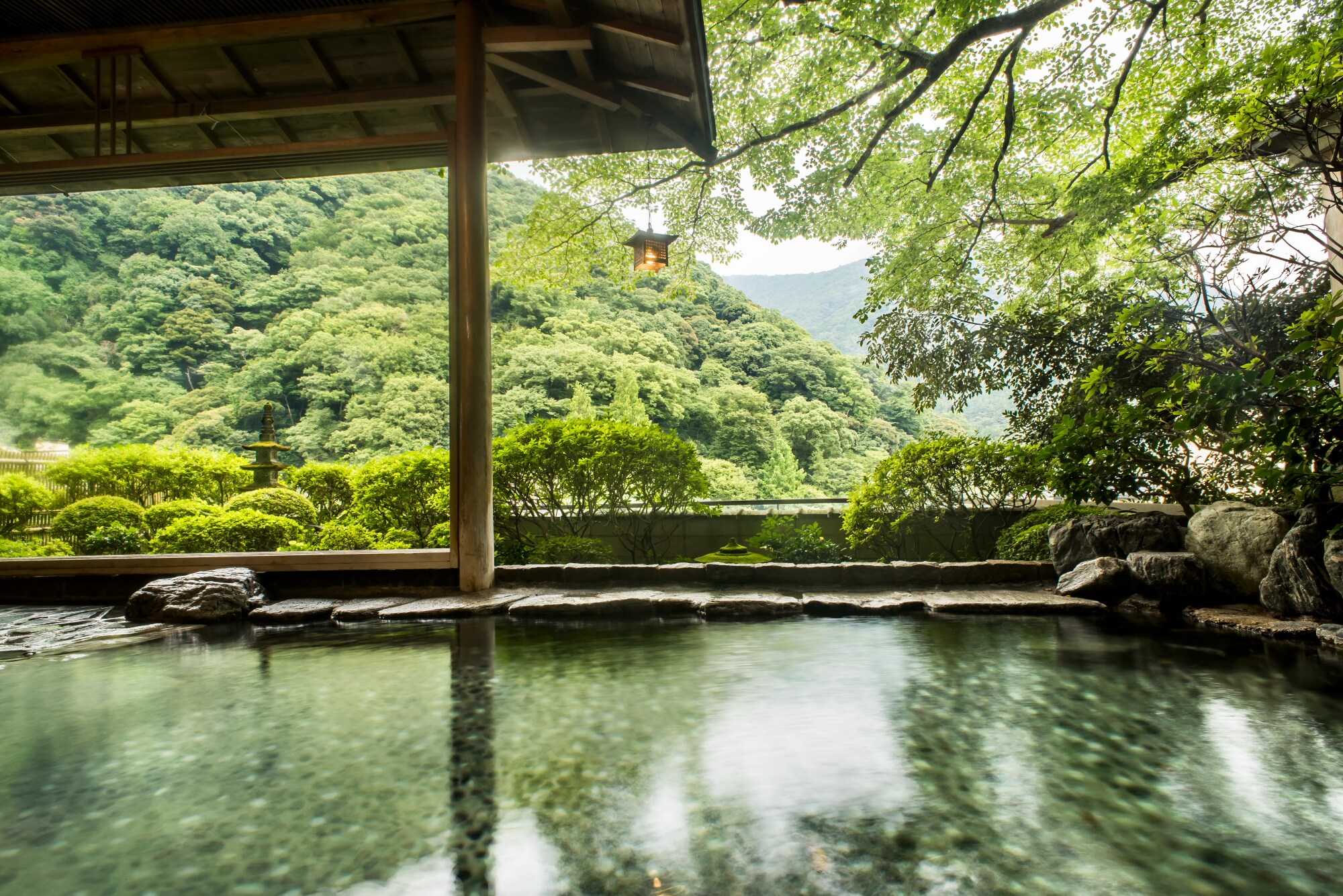 The open-air bath on the top floor of Senkei