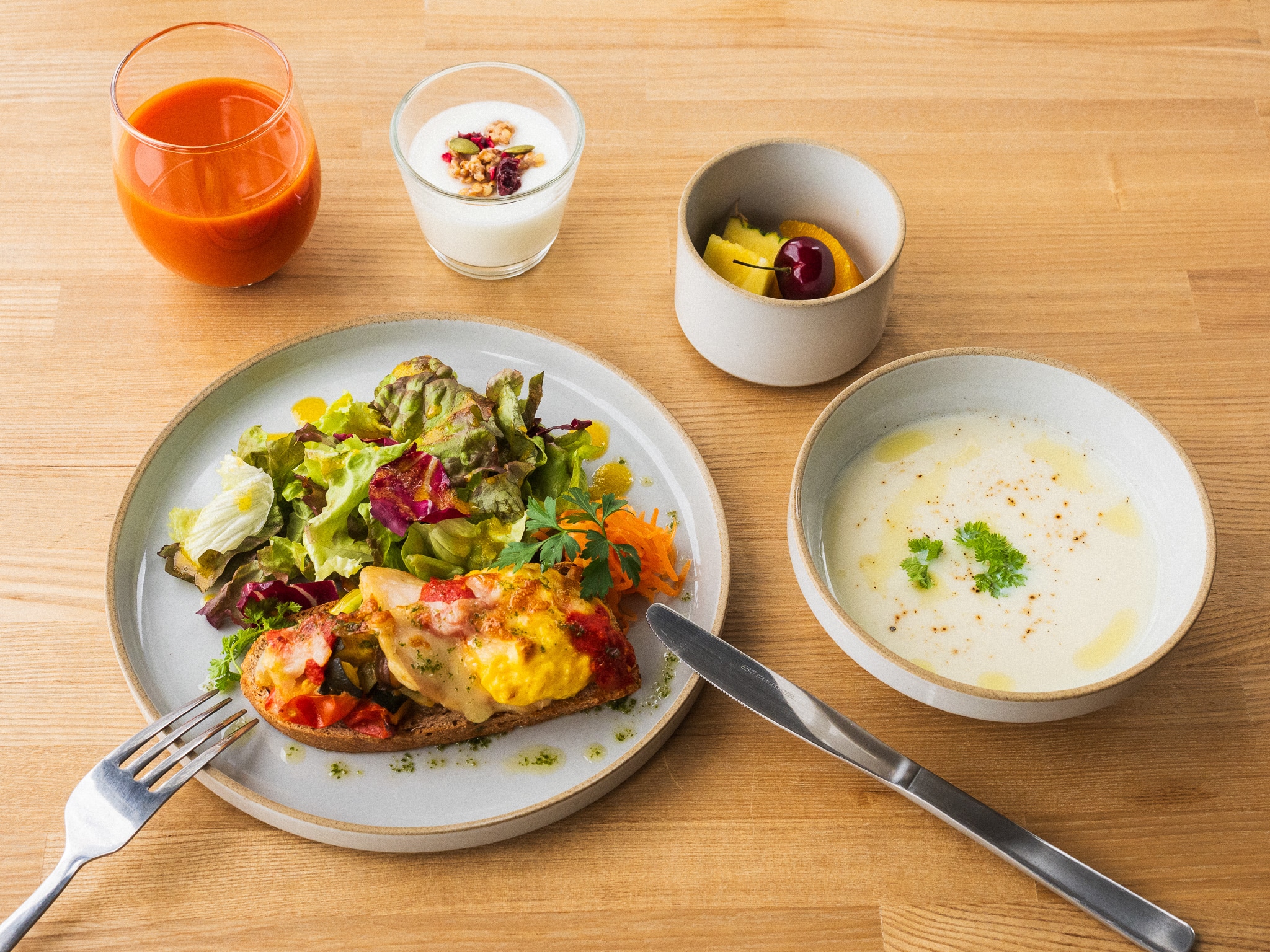 Seasonal breakfast: New Western menu from June | Summer vegetable and chicken tartine