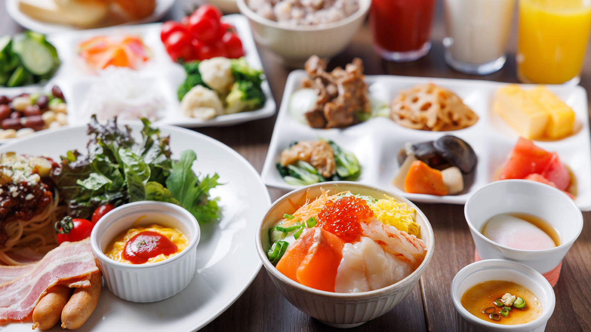 [早餐] 使用北海道时令食材烹制的约60道菜品的日式和西式自助餐。以美味的早餐开始新的一天