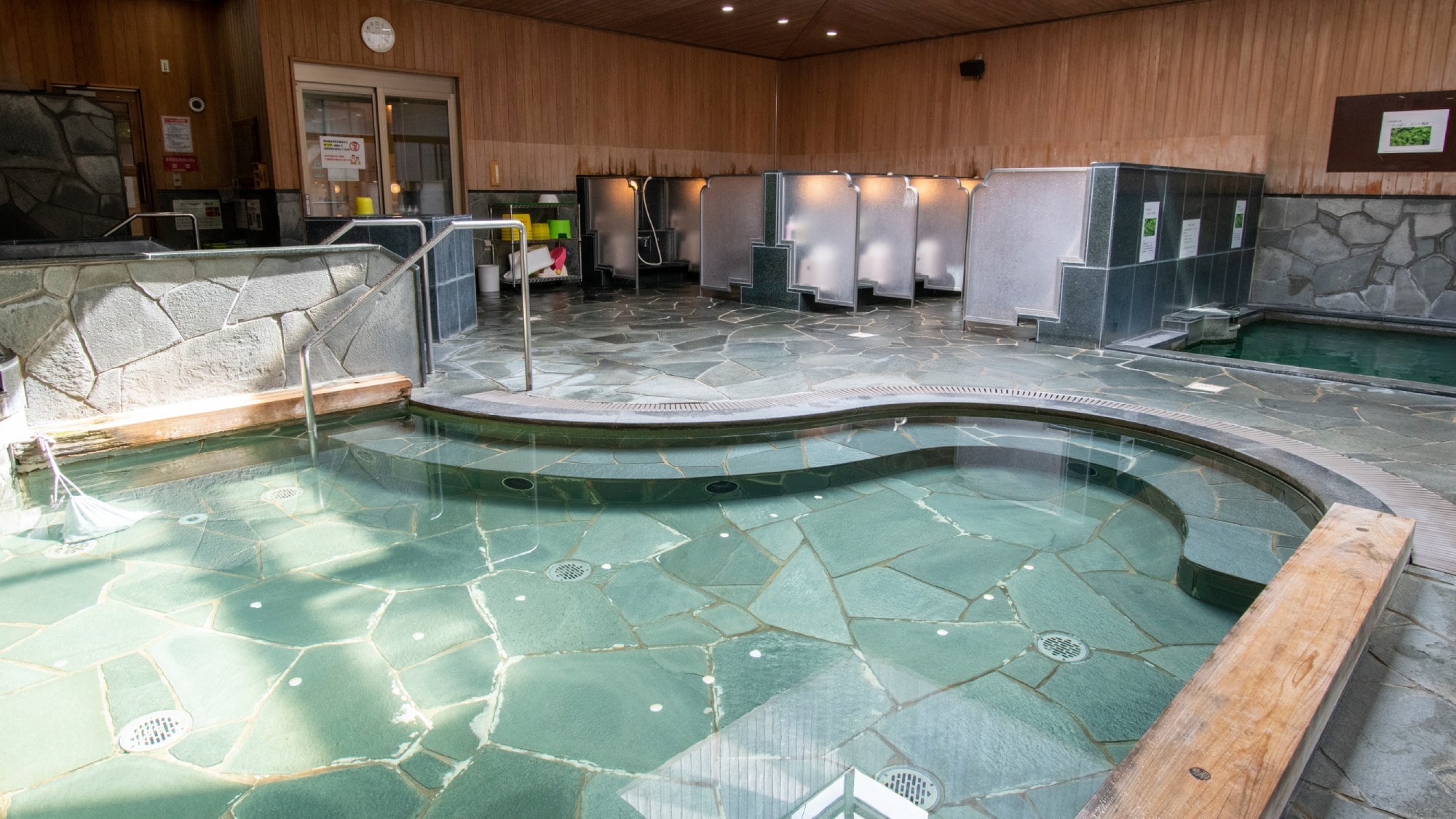 ・[Women's Bath, Large Bath] Hypotonic, weakly alkaline cold mineral spring water known as the "beauty bath"