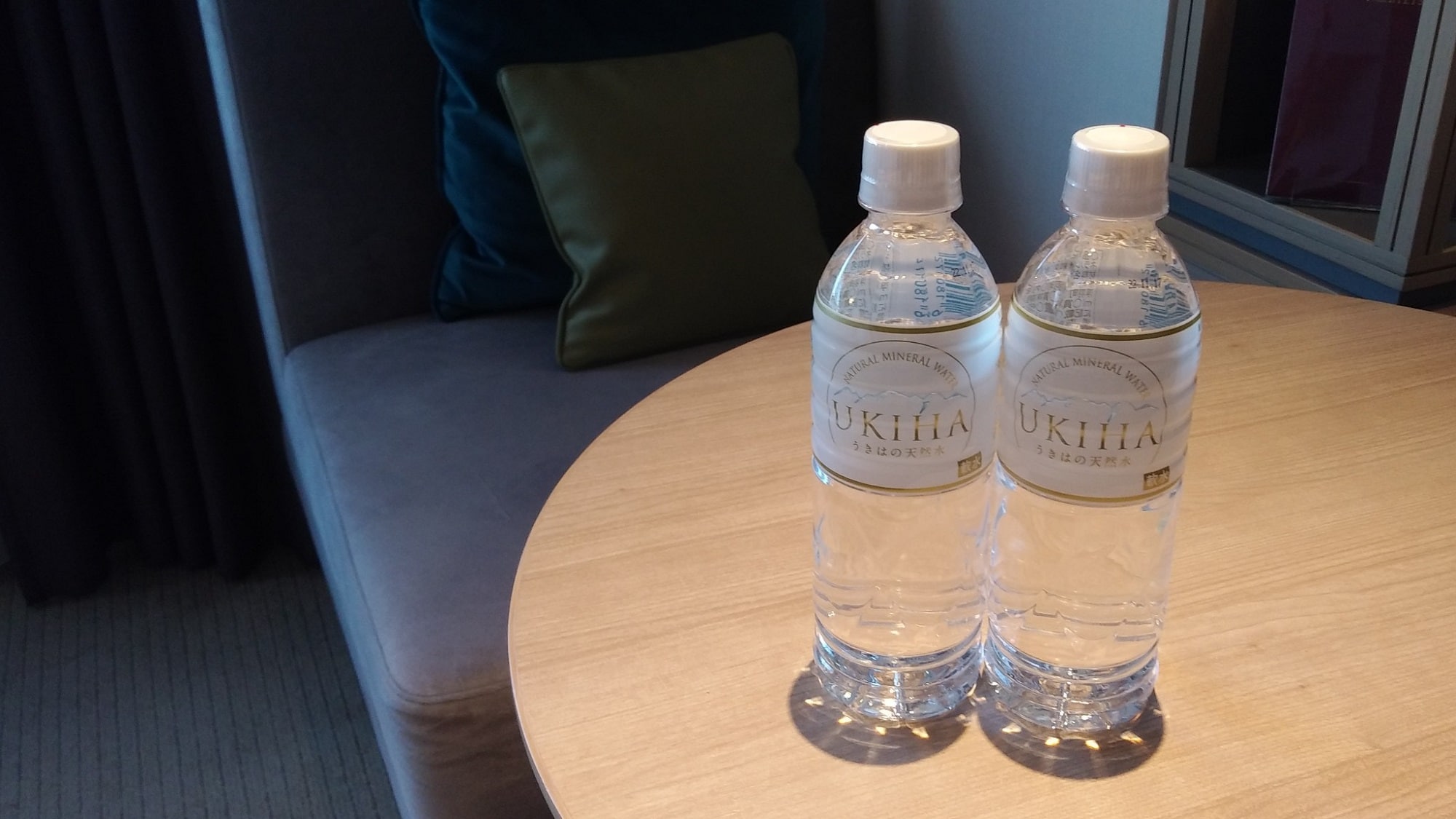 Free for the number of people with mineral water