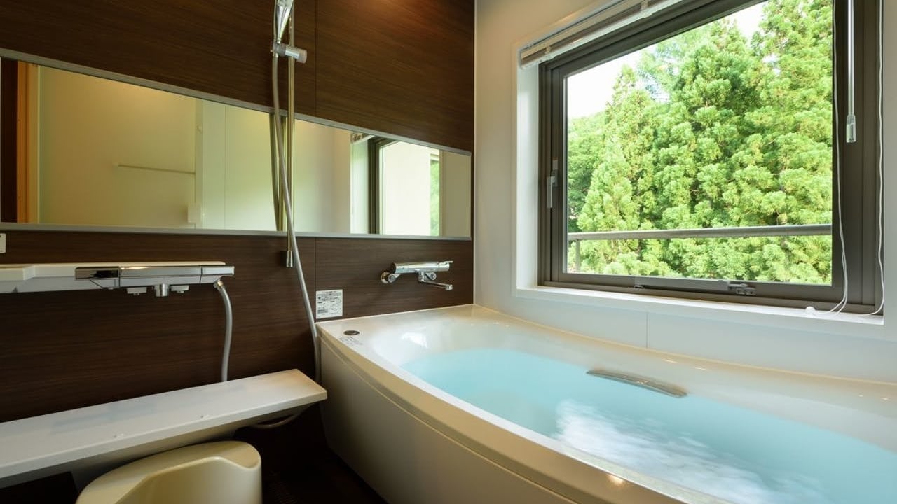 【日式摩登双床房】从宽敞的浴室，可以看到随着季节变化的室外景色。