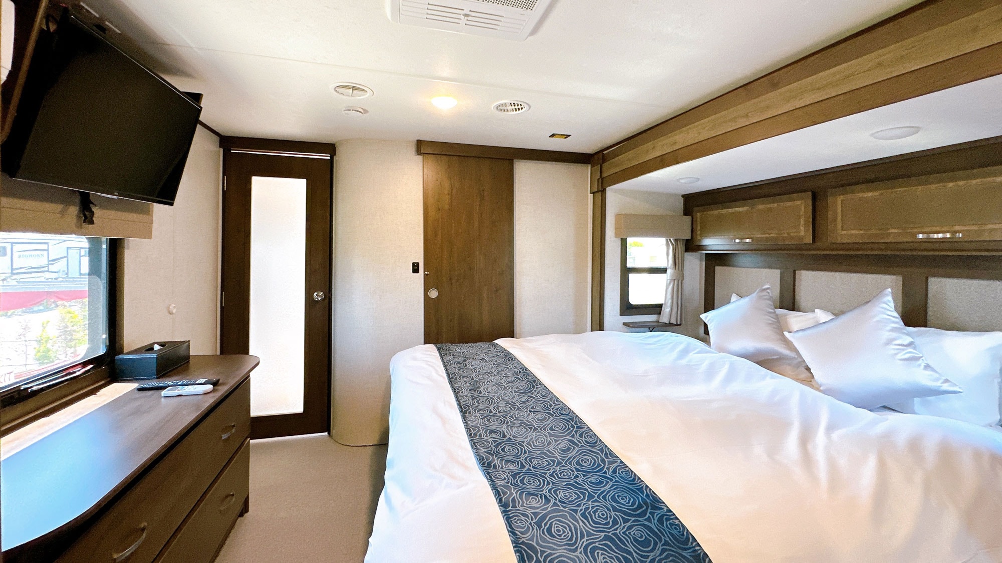 [Trailer house/center area] Bedroom. Enjoy a good night's sleep in the spacious bed.
