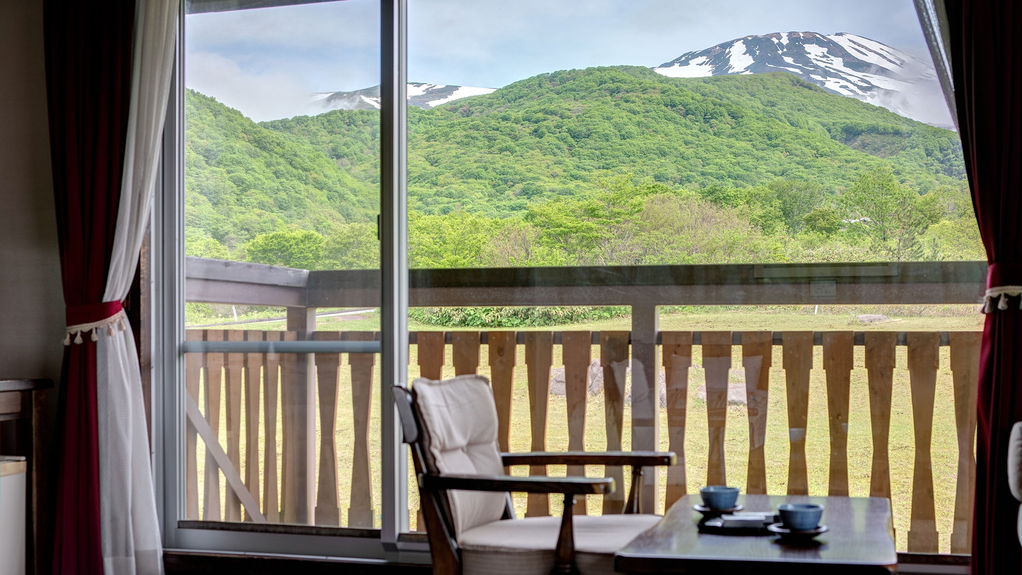 *[Guest room example] A luxurious moment with a view of Mt. Chokai through the window