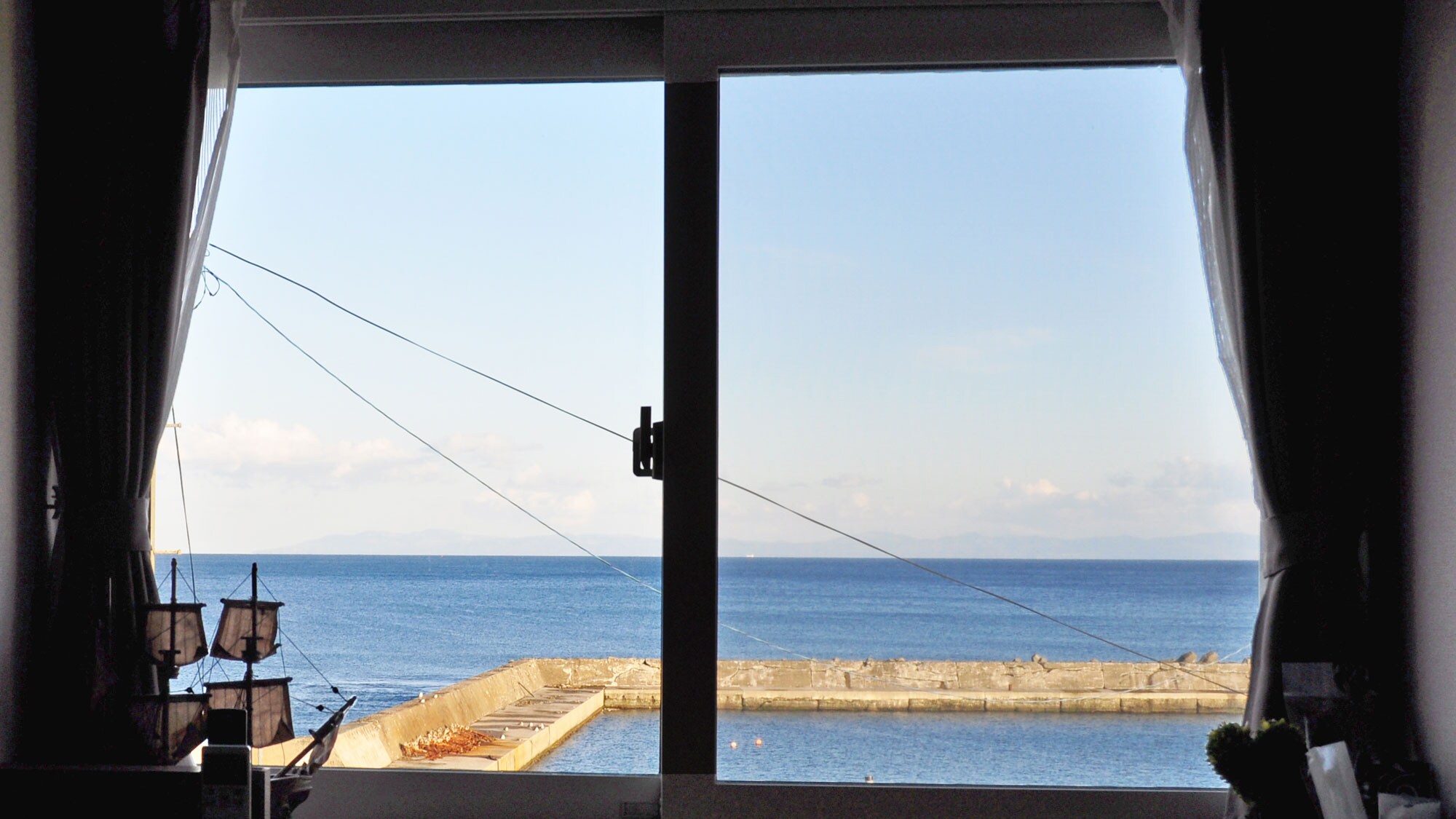 [View from the guest room] On a clear day, you can see the Shimokita Peninsula on the opposite shore of Honshu up close.
