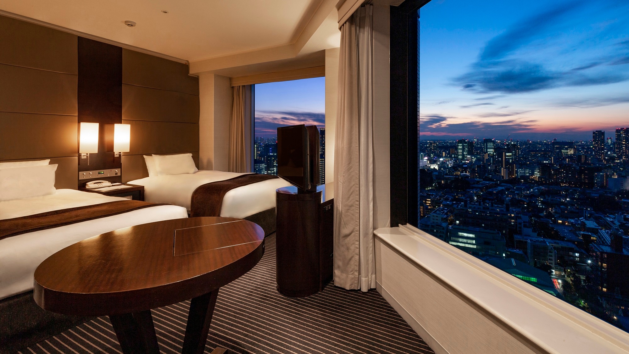 Main Tower Corner Twin (Premier Floors 35-37)