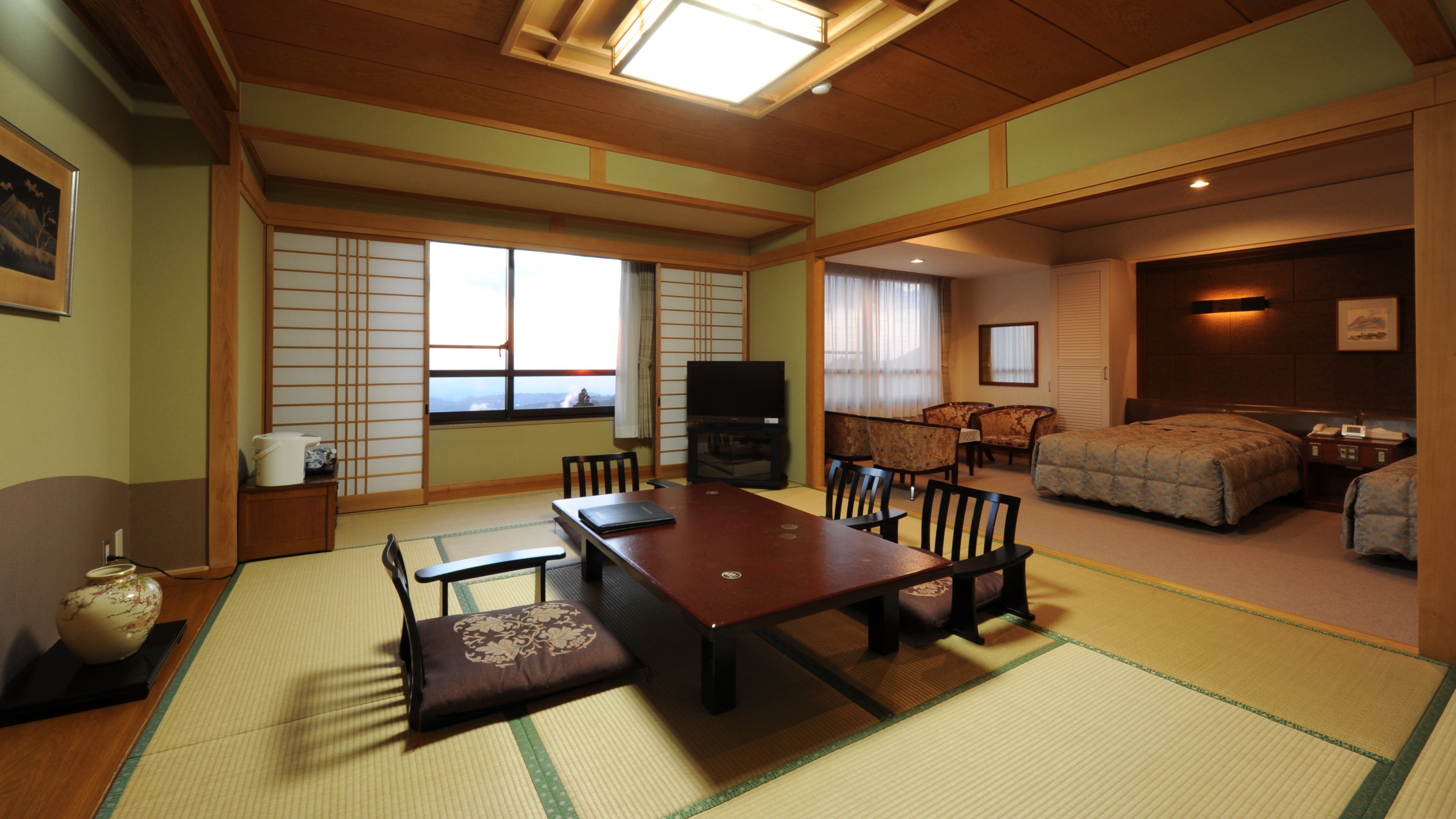 Contoh kamar Jepang dan Barat di lantai paling atas Gedung Timur