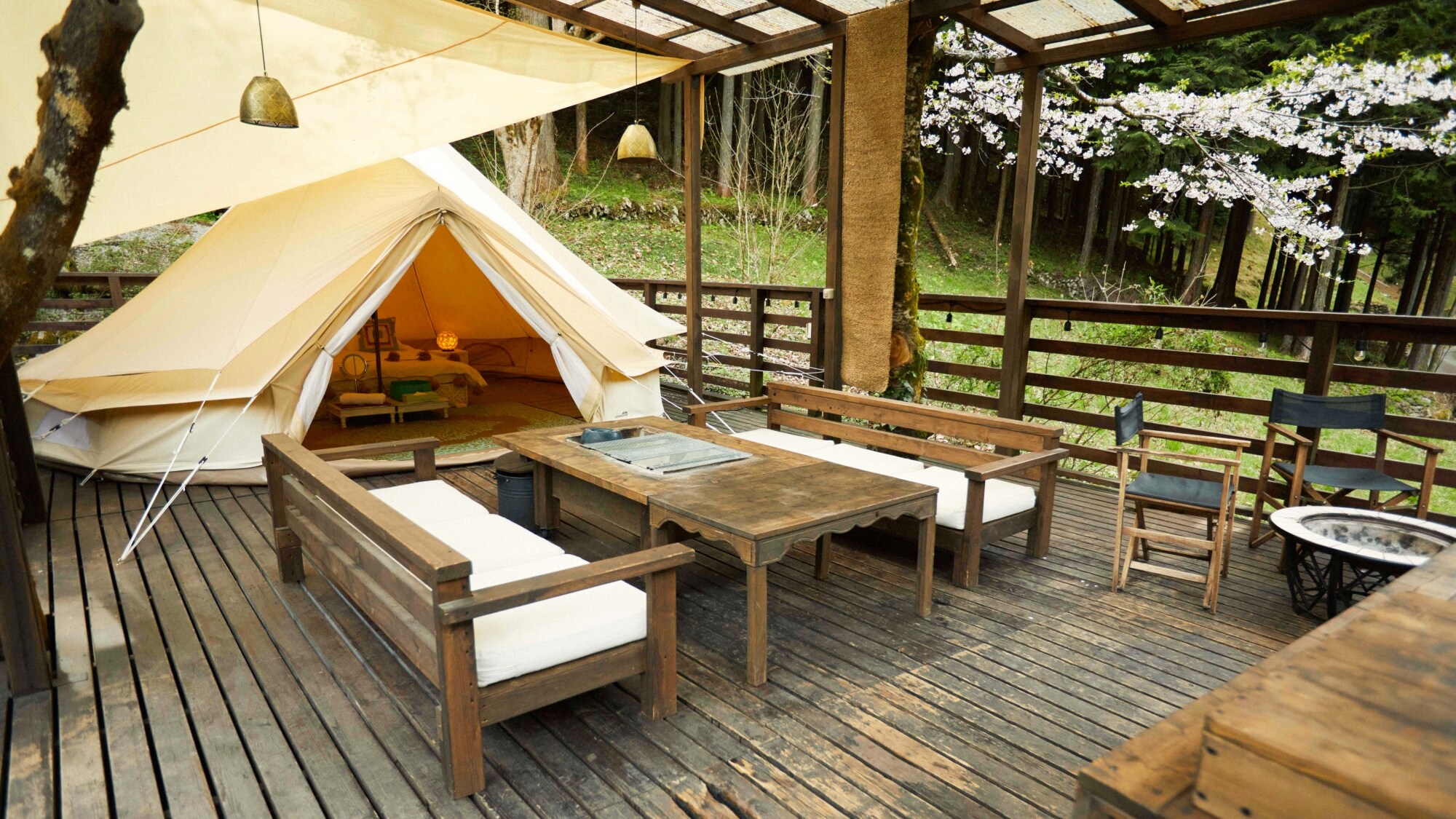 *[SITE_C/Deck] Tận hưởng trải nghiệm cắm trại sang trọng trong khi ngắm nhìn những bông hoa anh đào nở rộ.