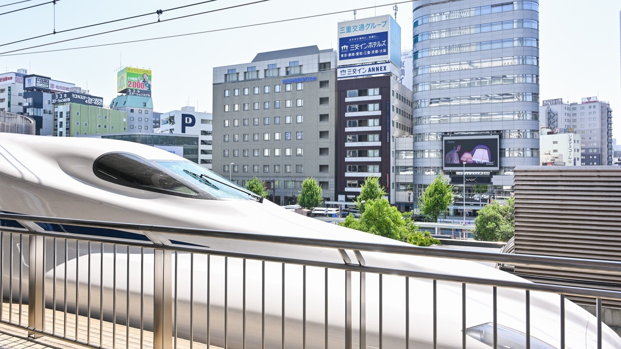 Nó gần đến mức bạn có thể nhìn thấy nó từ sân ga Shinkansen!