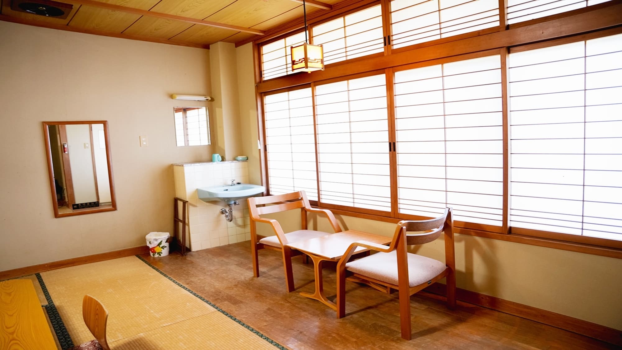 Japanese-style room (8 tatami mats) (with toilet) / There is also a table and chairs by the window.