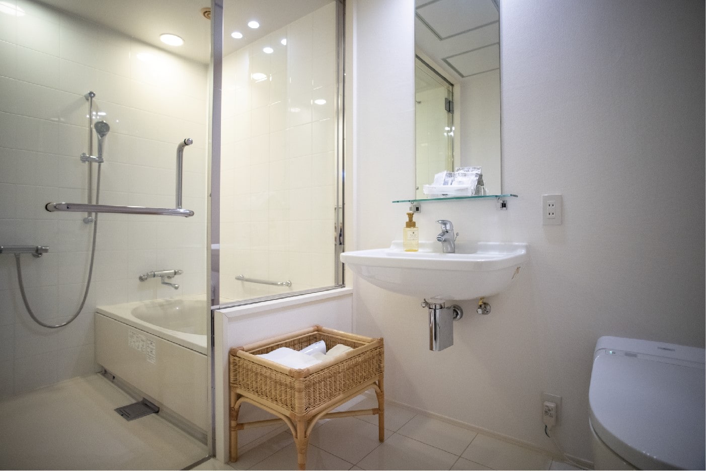 Standard twin room with spacious bathroom