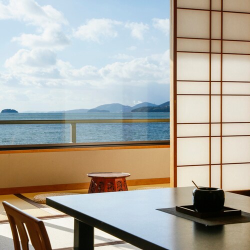 Guest room with open-air bath