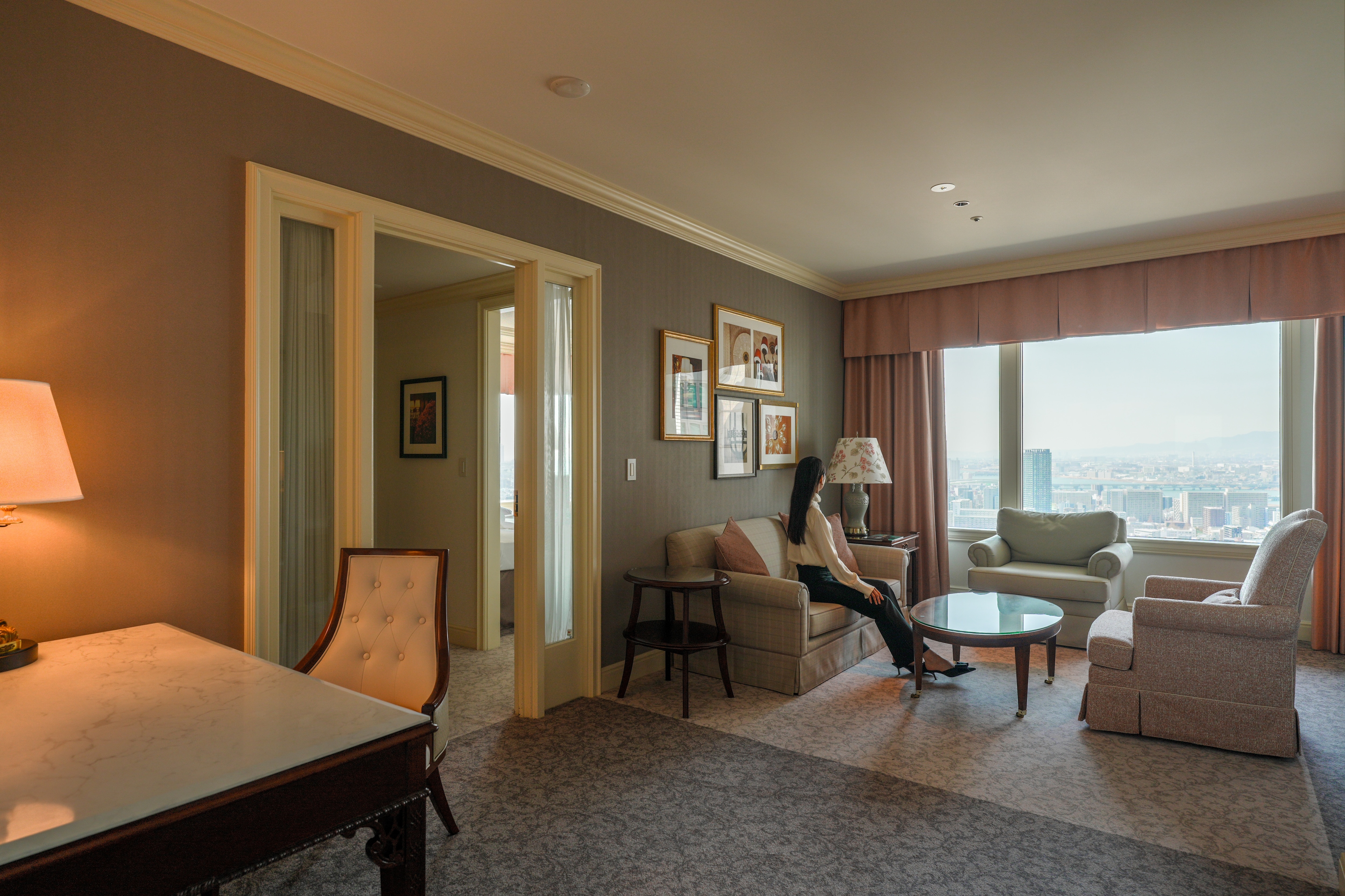 Located in a corner room, this 76 square meter executive suite offers spaciousness and beautiful views.
