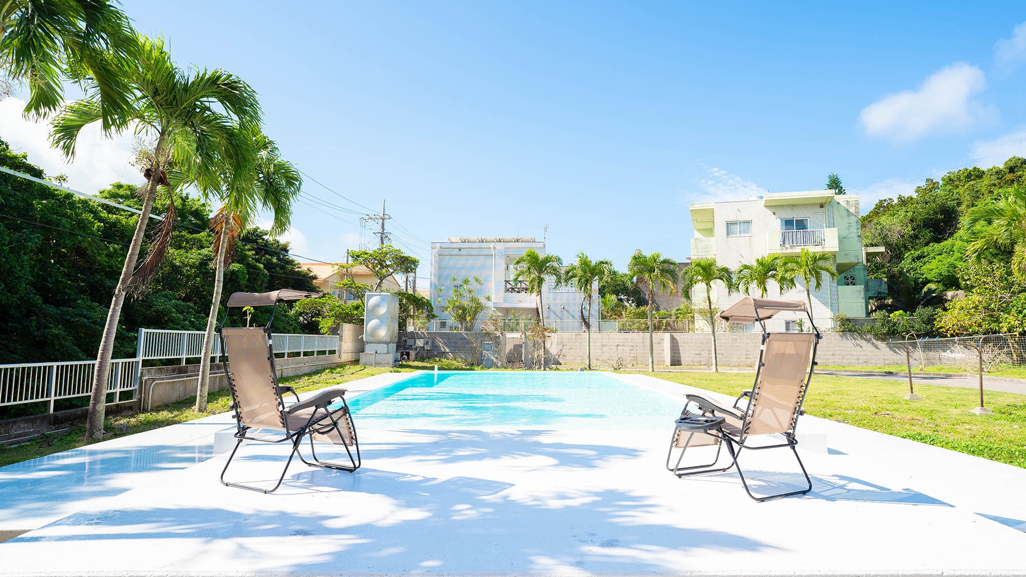 ・[Poolside] If you get tired after swimming, you can relax on a sunbed.