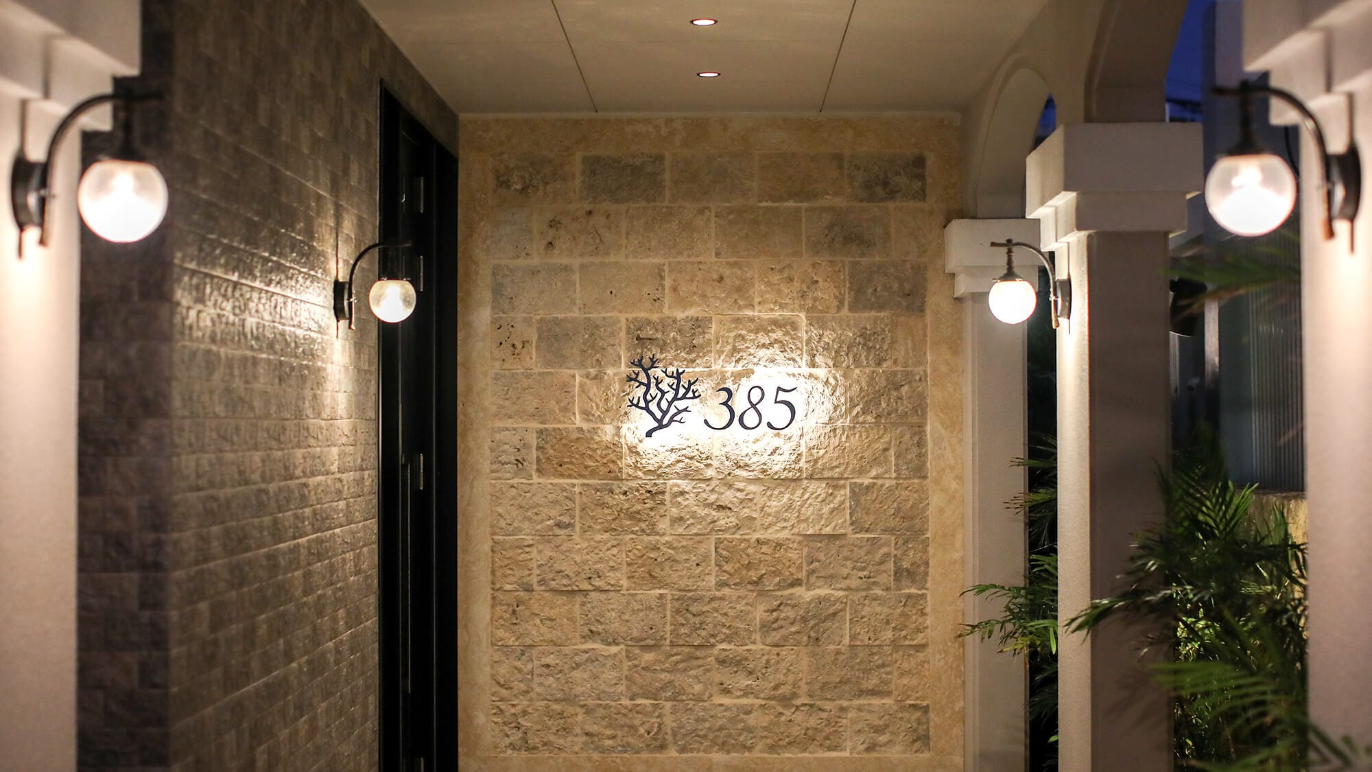 ◆ HOTEL 385 --Entrance (night)