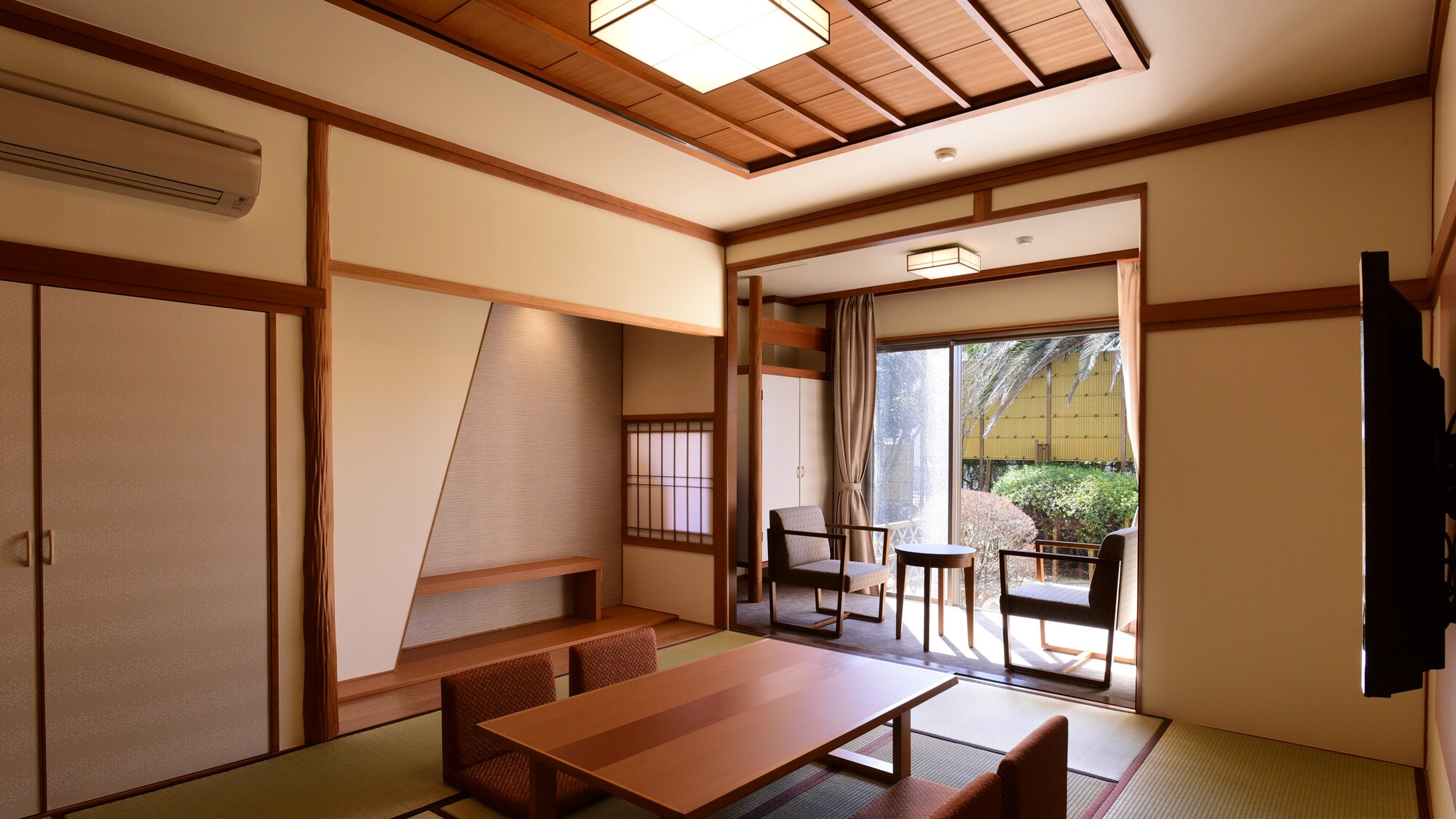 *Japanese-Western style room with semi-open-air bath (10 tatami mats + twin room) with natural hot spring water