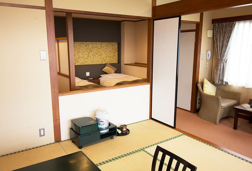 ห้องนั่งเล่นกว้างขวางและห้องสไตล์ญี่ปุ่น-ตะวันตกที่มีเสื่อทาทามิ 8 ถึง 10 ผืน