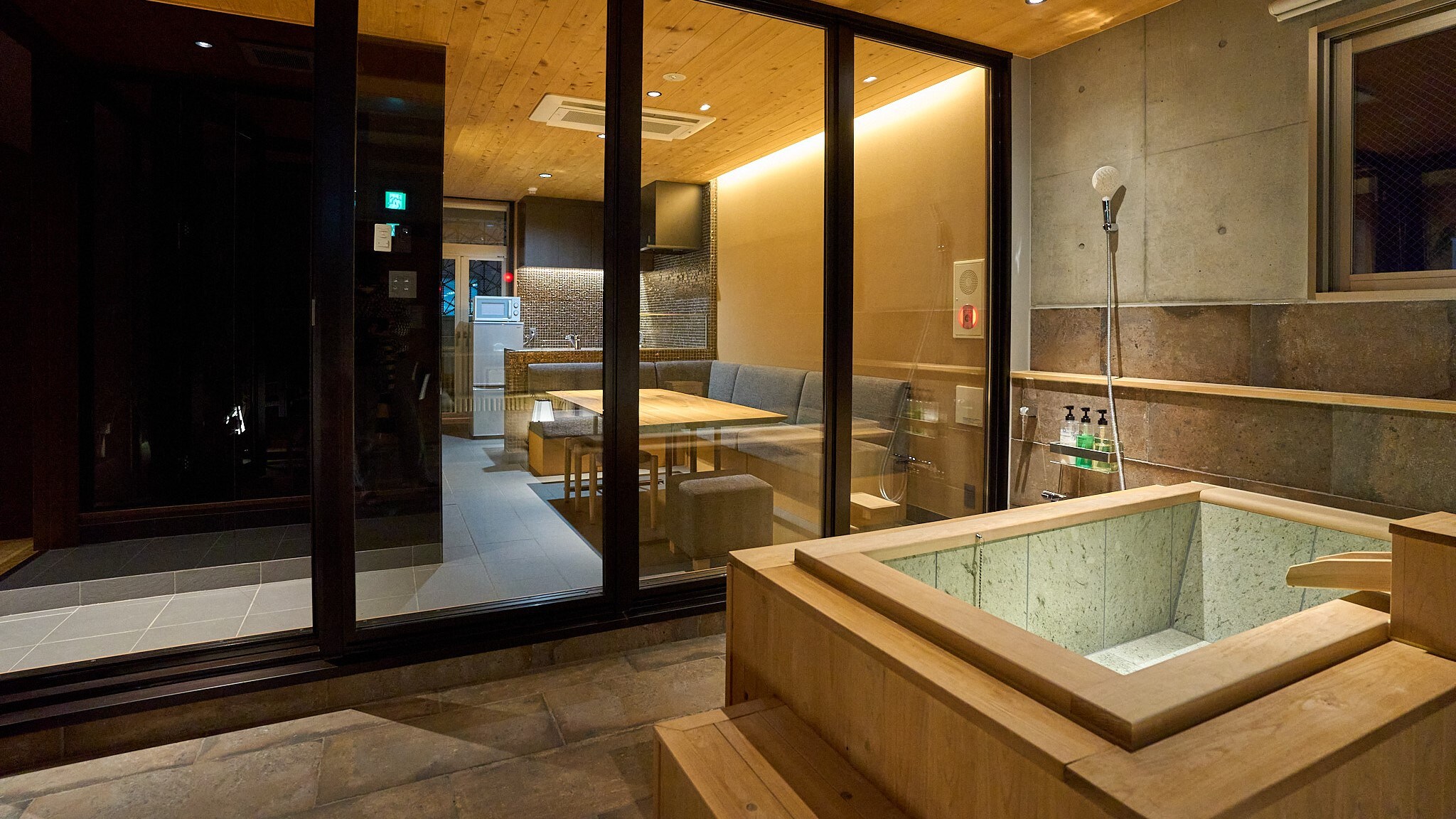 Deluxe Suite: Semi-open-air bath on the upper floor