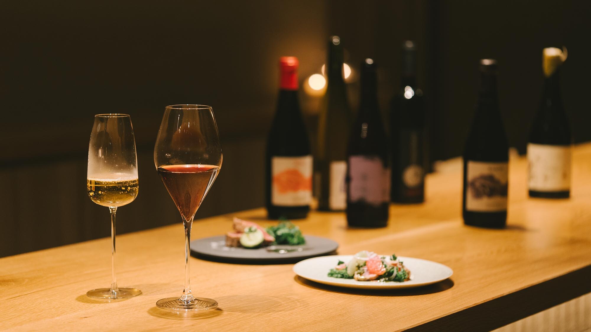 Enjoy a high-quality dinner with firewood cooking and natural wine. Enjoy it at the candlelit dining table [Example]