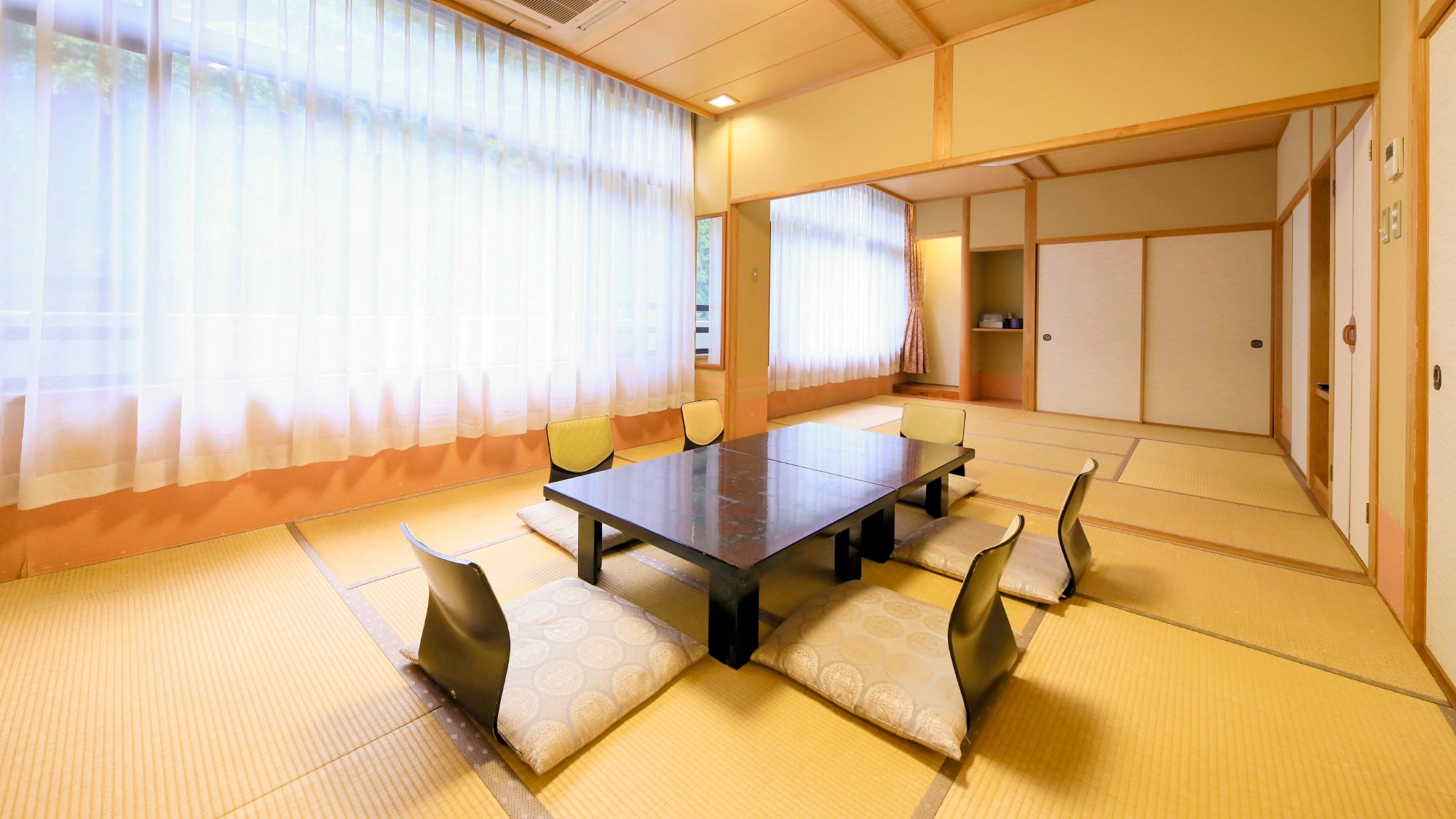 ・An example of a Japanese-style room: A room with large windows on one wall
