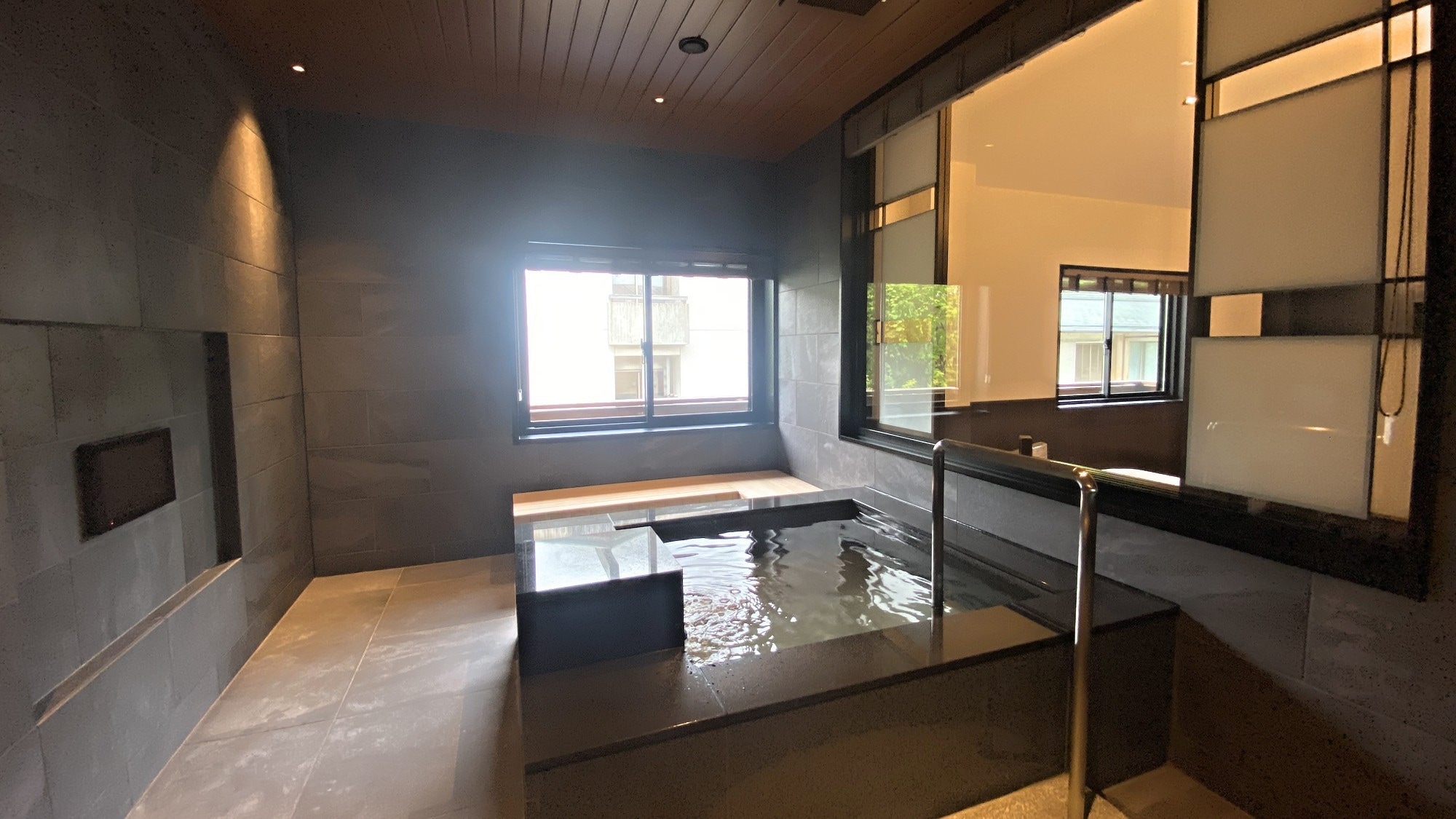 [Dengan pemandian air panas] Kamar bergaya Jepang-Barat / Kamar mandi di mana Anda dapat menikmati pemandian air panas di kamar tamu (contoh kamar tamu)