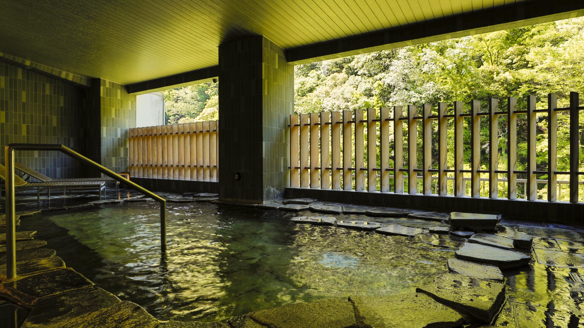 "Kinunoyu" rock bath with a view