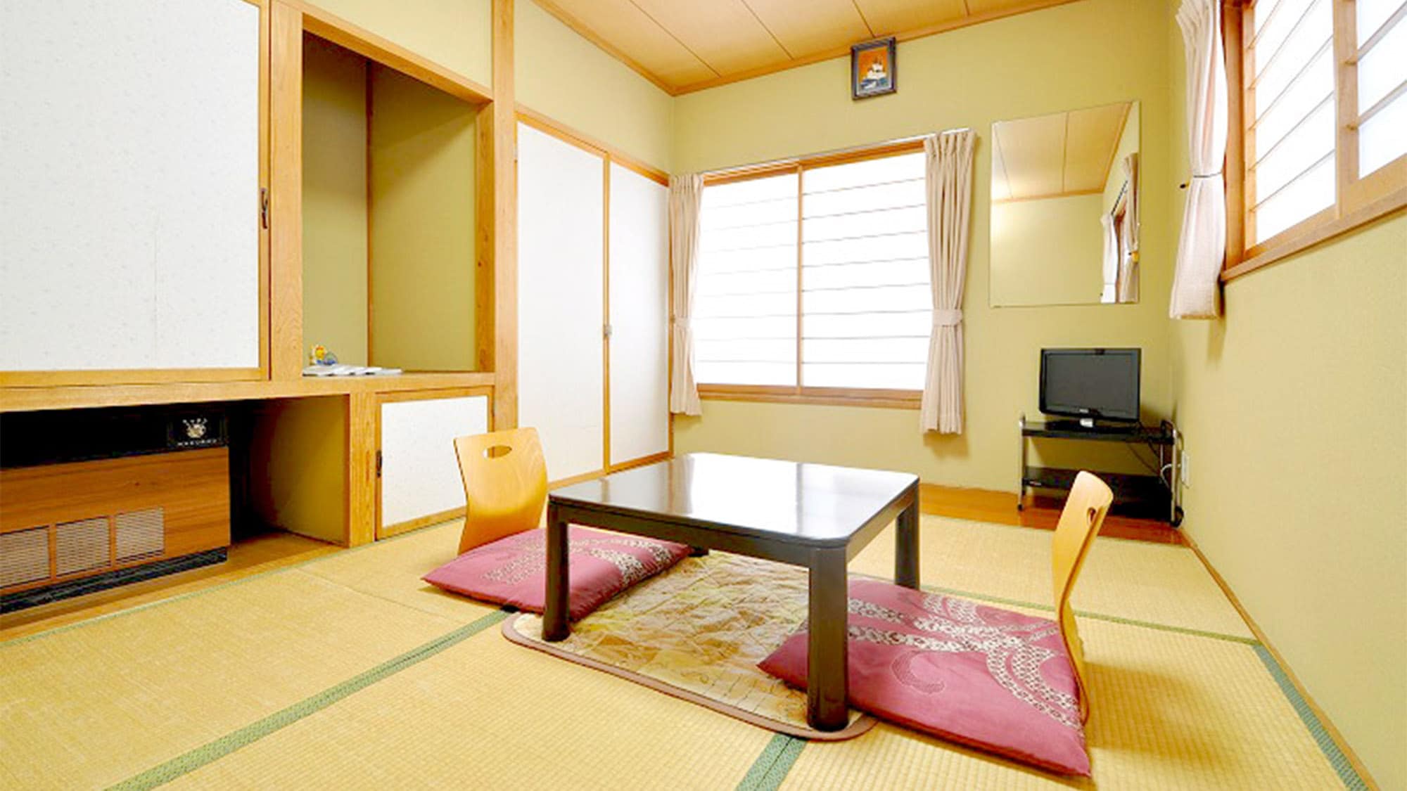 ・[Example of a 6-tatami Japanese-style room] Relax in the tatami room. Please take your time and relax.