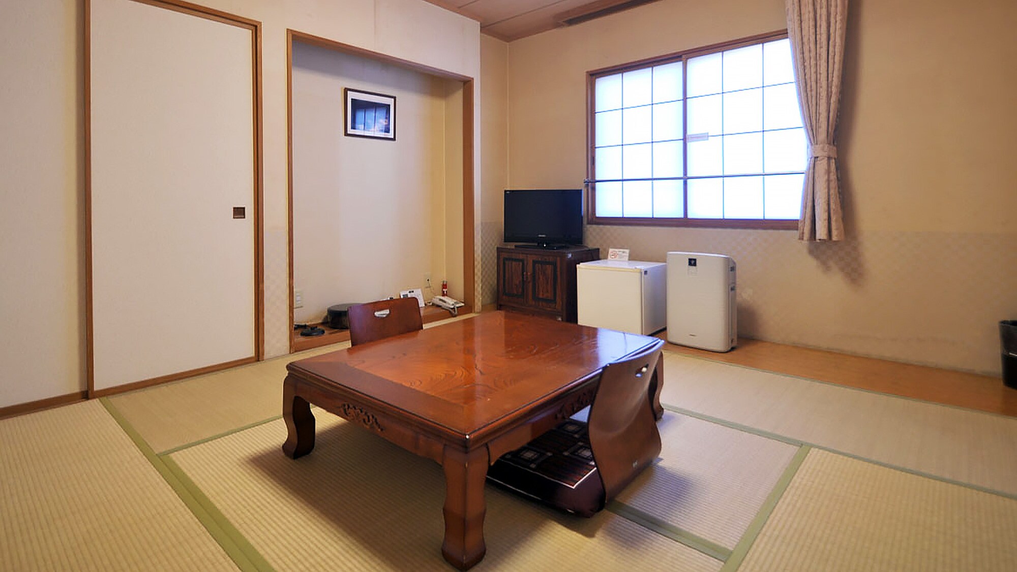 [Japanese-style room] Perfect size for relaxing with the family