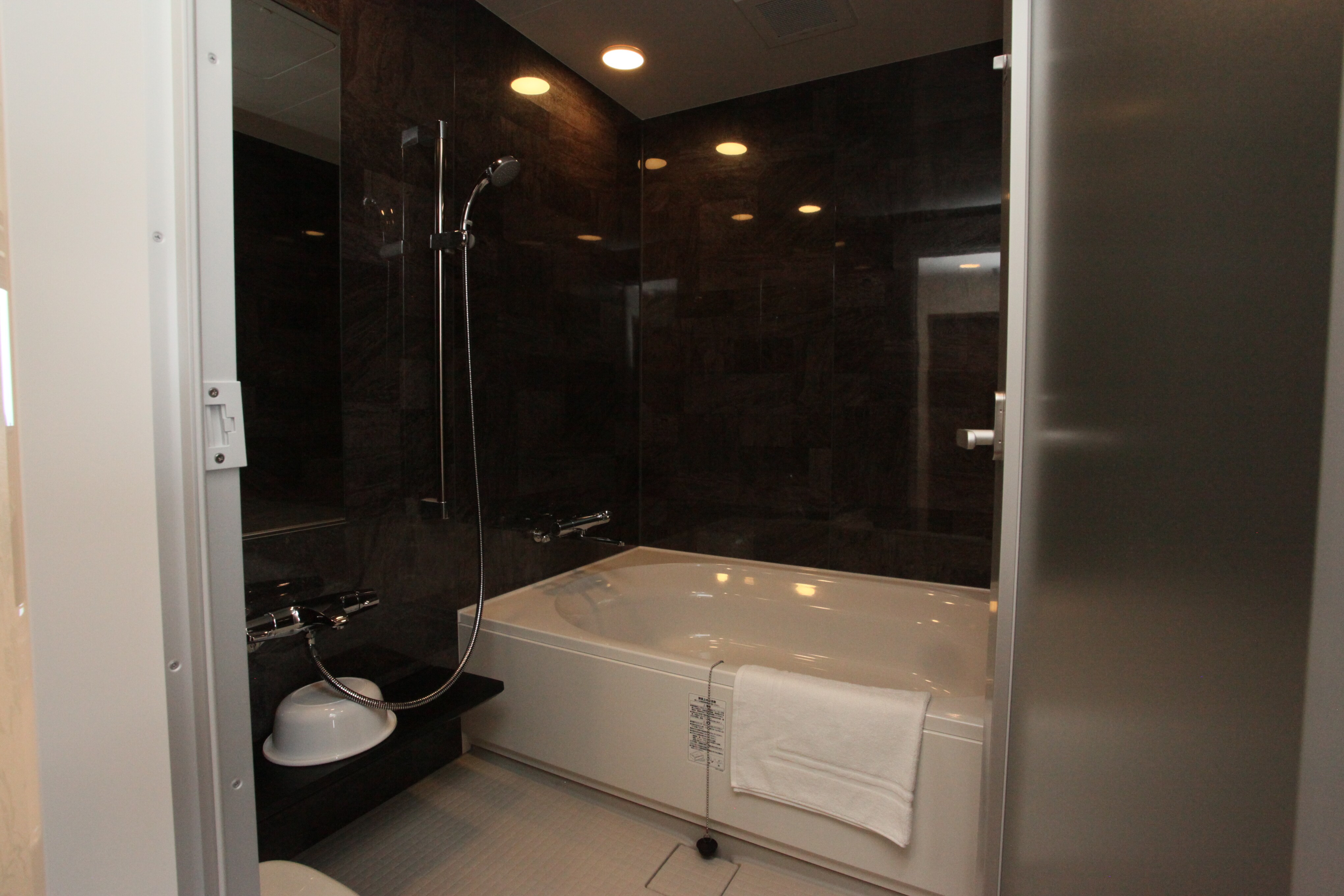 Deluxe room bathroom
