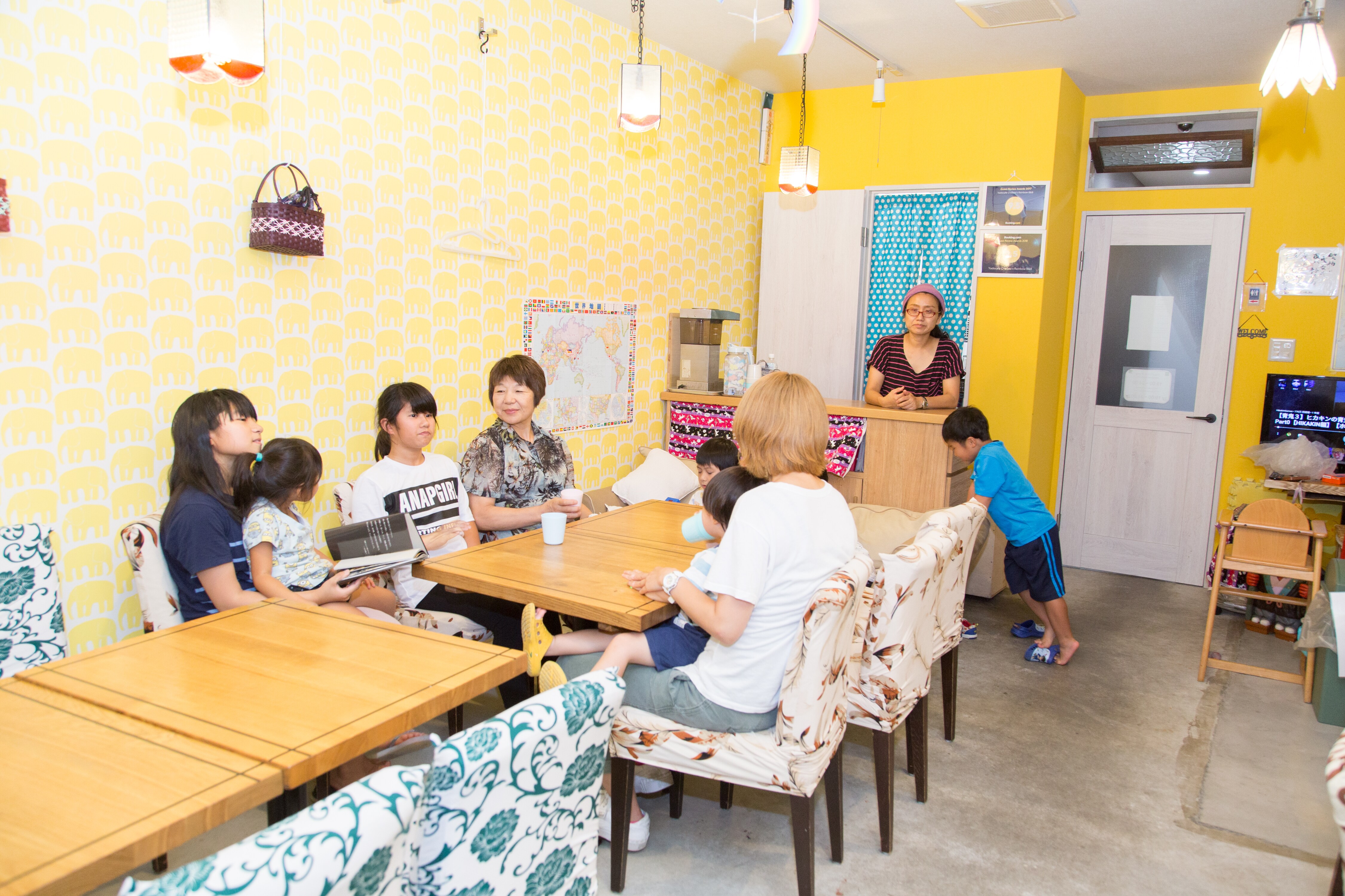 在咖啡廳休息室享受歡樂時光
