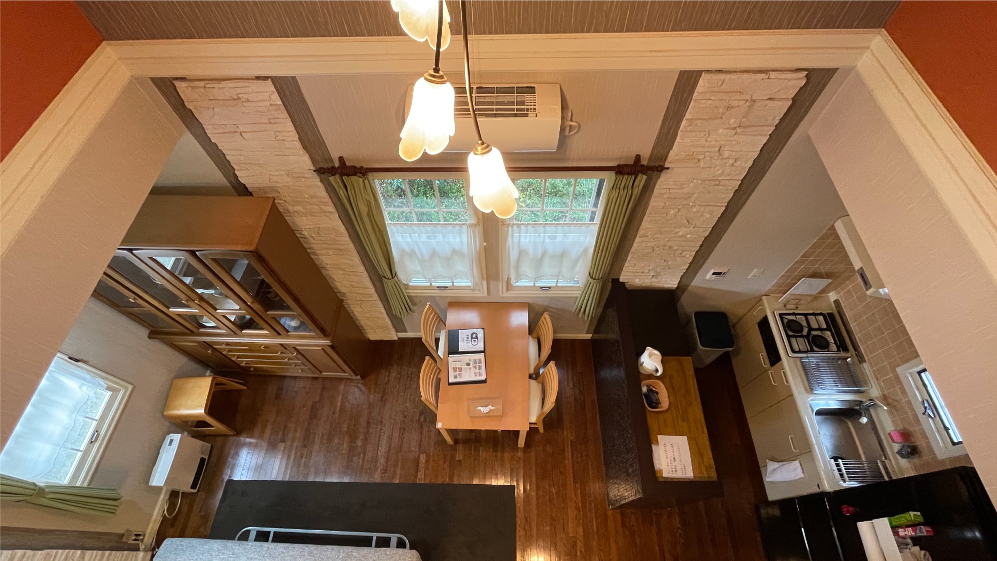[Izu Skyline 326] ห้องนั่งเล่นและห้องรับประทานอาหารเมื่อมองจากชั้นสอง
