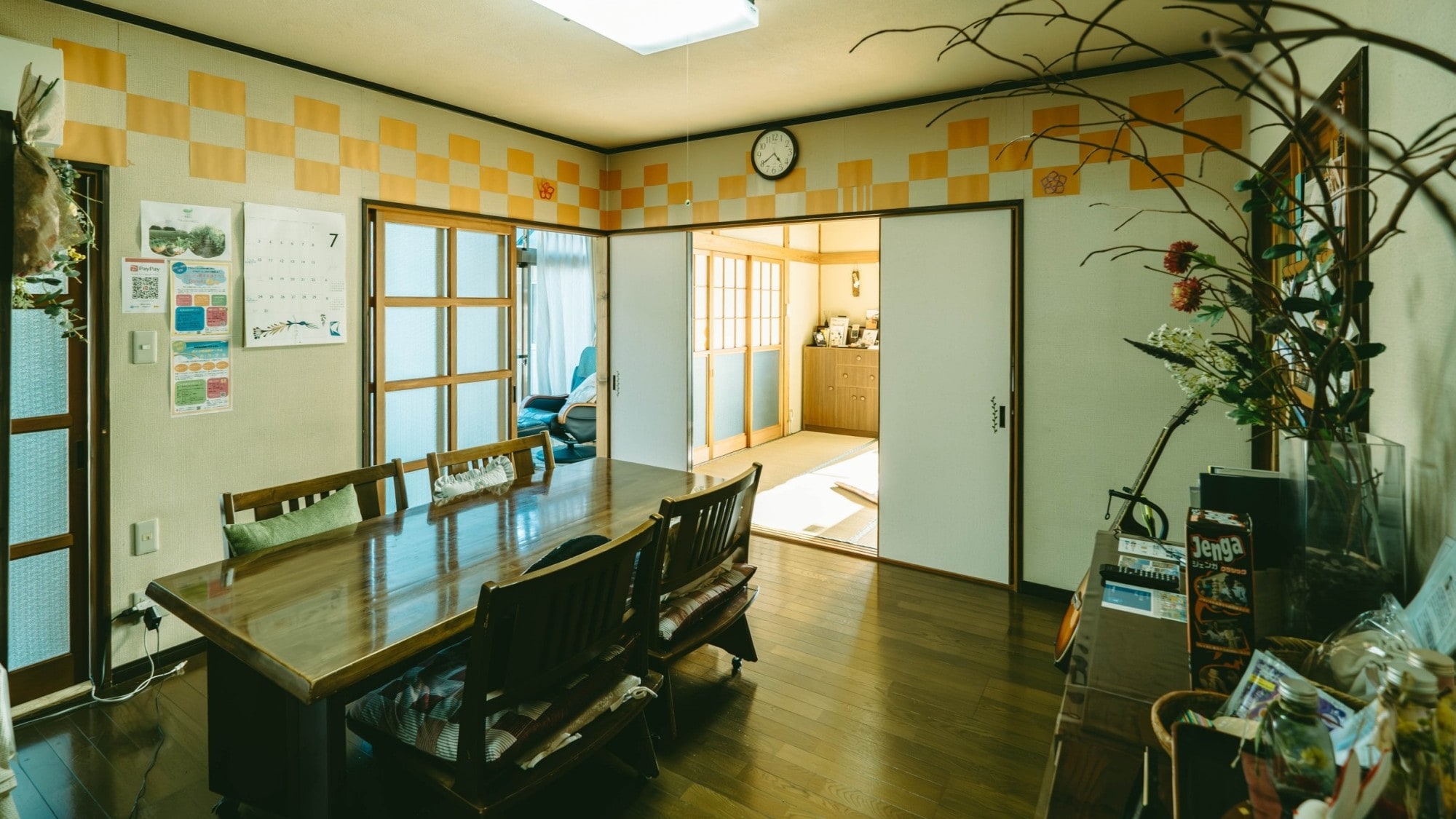 [Living room] It is connected to the kitchen and Japanese-style room, so it is an open space.