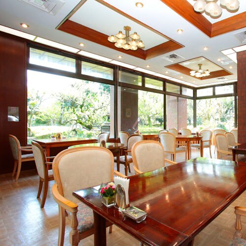 [Restaurant] Enjoy your meal while looking out at the nature from the large windows.