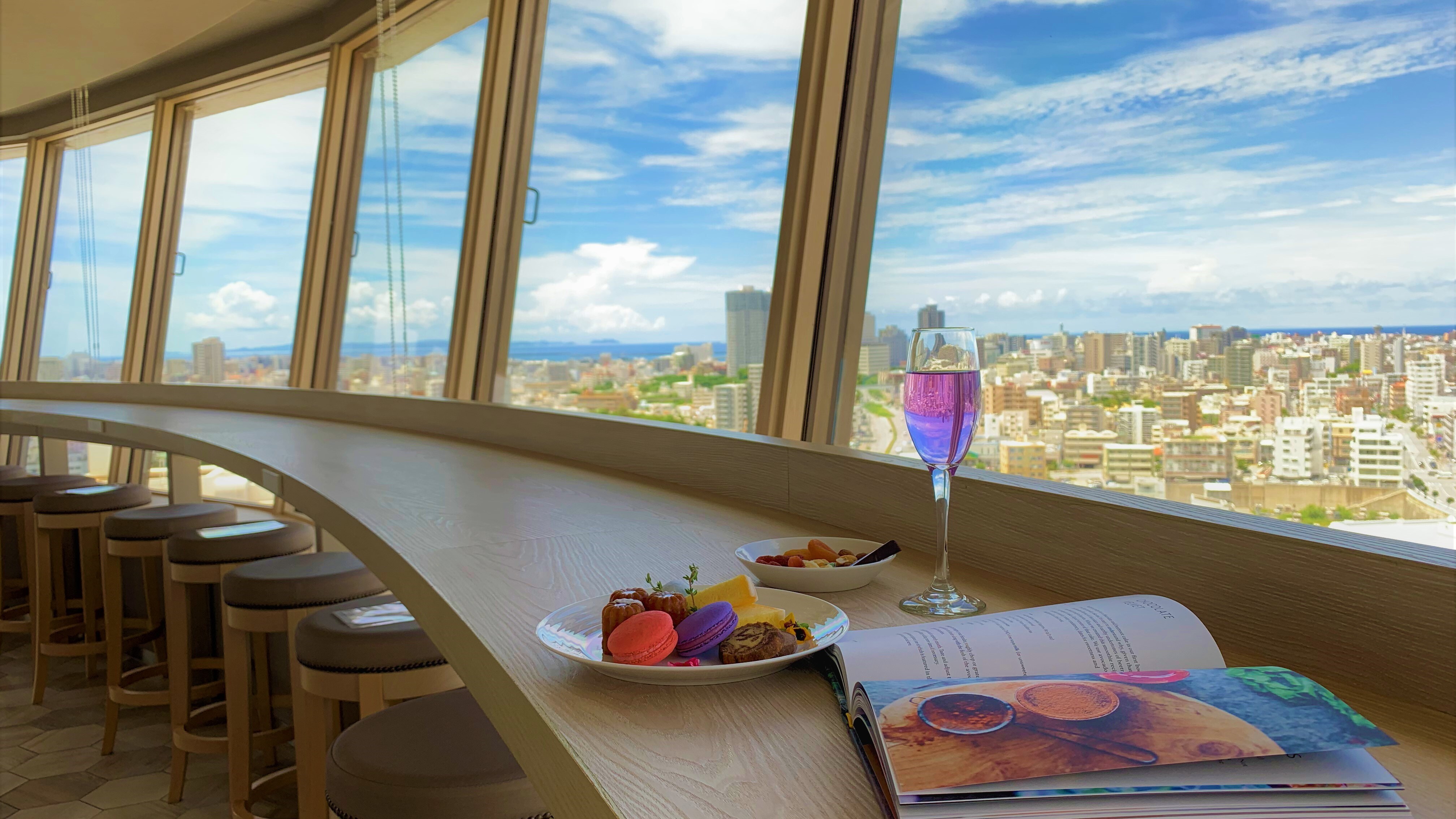 [Premier Lounge] The Premier Lounge on the top floor offers the only 360-degree panoramic view of the city.
